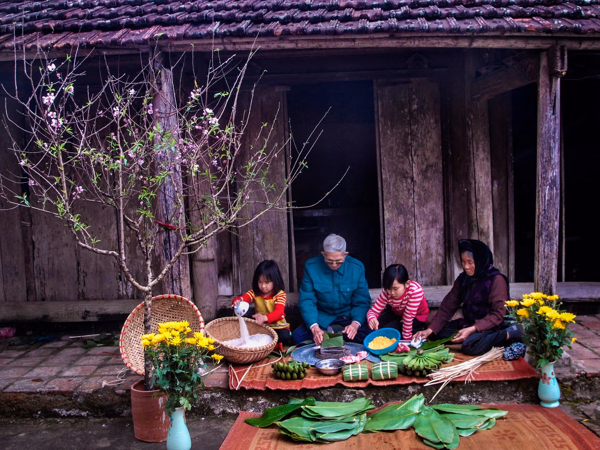 Приготовление новогоднего рисового пирога «баньтьынг». Фото: Ву Кхой