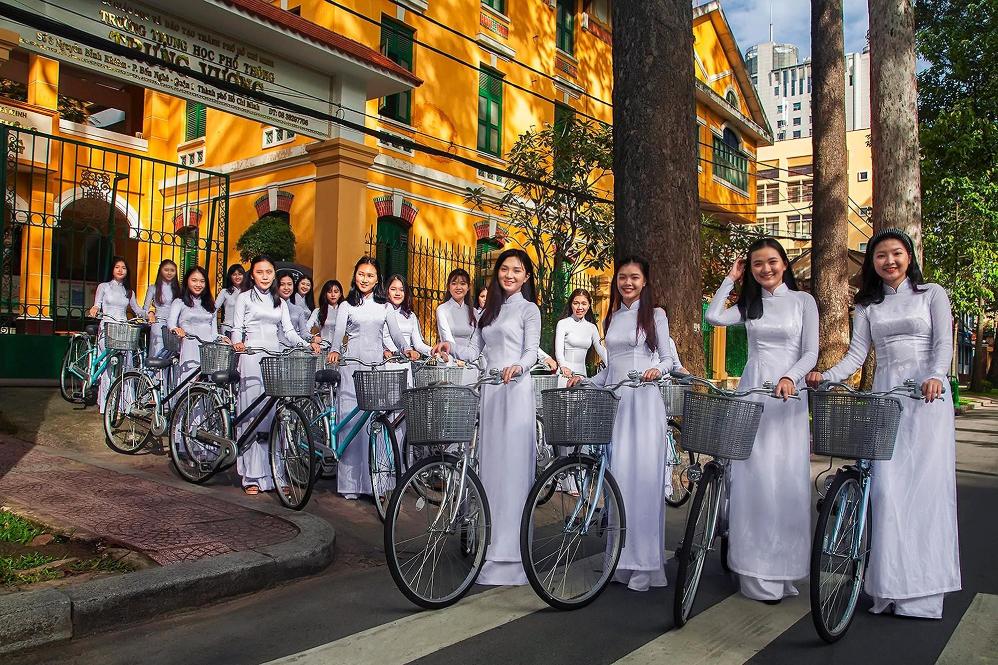 Ученицы в платье «аозай» – символе красоты вьетнамских женщин. Фото: Мань Кыонг Ученицы в платье «аозай» – символе красоты вьетнамских женщин. Фото: Мань Кыонг