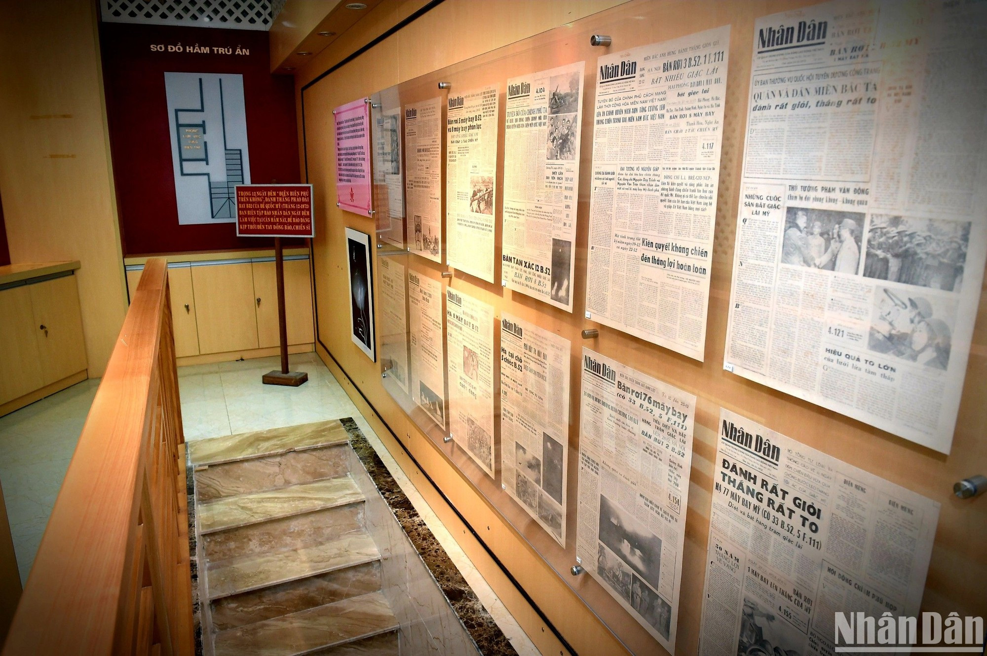 В то время, когда ВВС США направили бомбардировщики В-52 бомбить Ханой, в этом подвале журналисты и корреспонденты писали, передавая информацию о боевых действиях на юге страны, полученной с фронта и из партизанских отрядов, соотечественникам и бойцам каждое утро. В то время, когда ВВС США направили бомбардировщики В-52 бомбить Ханой, в этом подвале журналисты и корреспонденты писали, передавая информацию о боевых действиях на юге страны, полученной с фронта и из партизанских отрядов, соотечественникам и бойцам каждое утро.