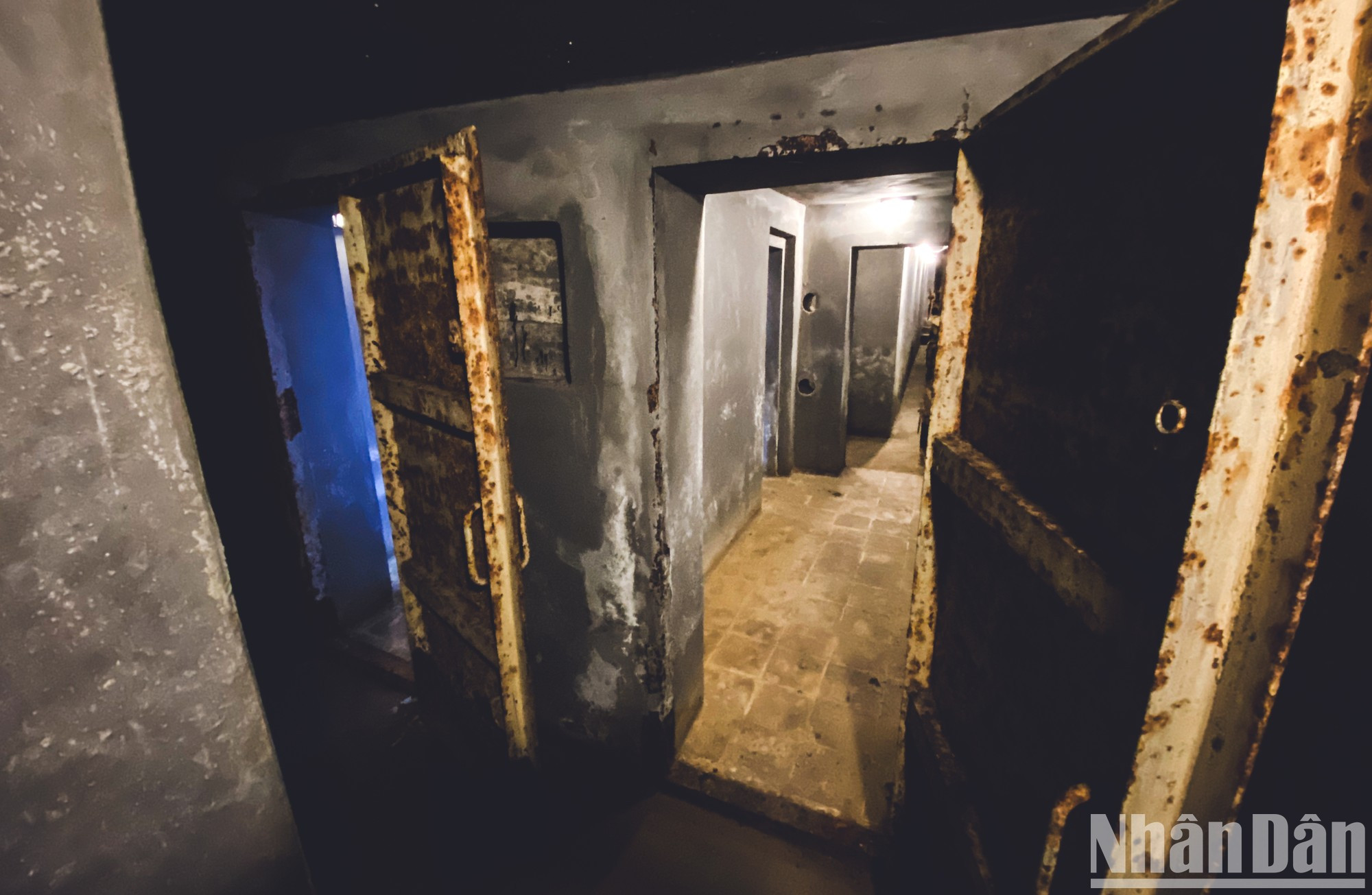 В условиях все более ожесточенной борьбы против американских империалистов редакция газеты «Нянзан» приняла решение срочно построить бомбоубежище прямо в офисе газеты для обеспечения ежедневного выпуска партийной газеты в любой ситуации. В условиях все более ожесточенной борьбы против американских империалистов редакция газеты «Нянзан» приняла решение срочно построить бомбоубежище прямо в офисе газеты для обеспечения ежедневного выпуска партийной газеты в любой ситуации.