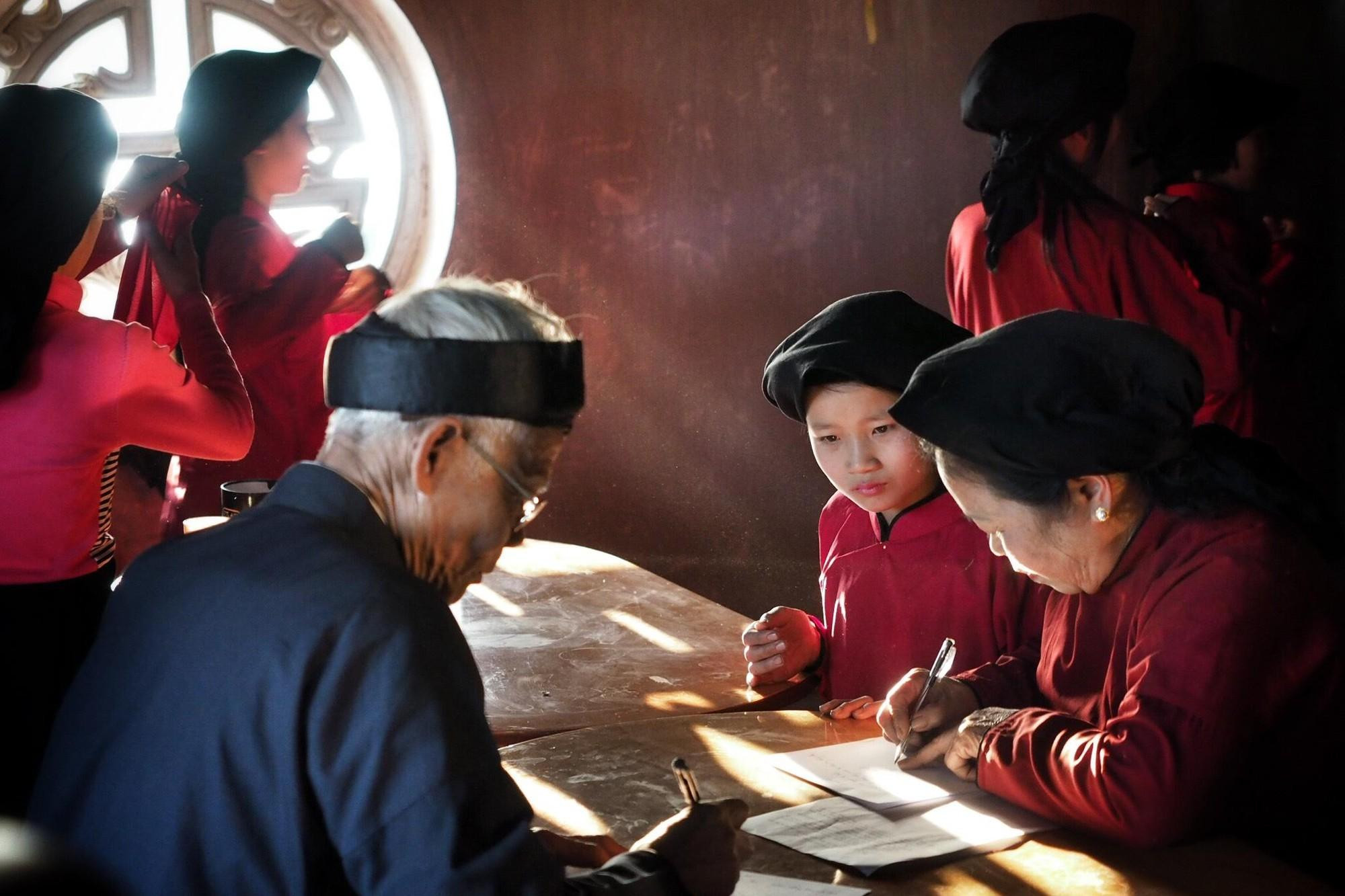 Раньше на севере Вьетнама мужчины народности Кинь покрывали голову тюрбаном, а женщины – платком. Фото: Тхань Дат Раньше на севере Вьетнама мужчины народности Кинь покрывали голову тюрбаном, а женщины – платком. Фото: Тхань Дат