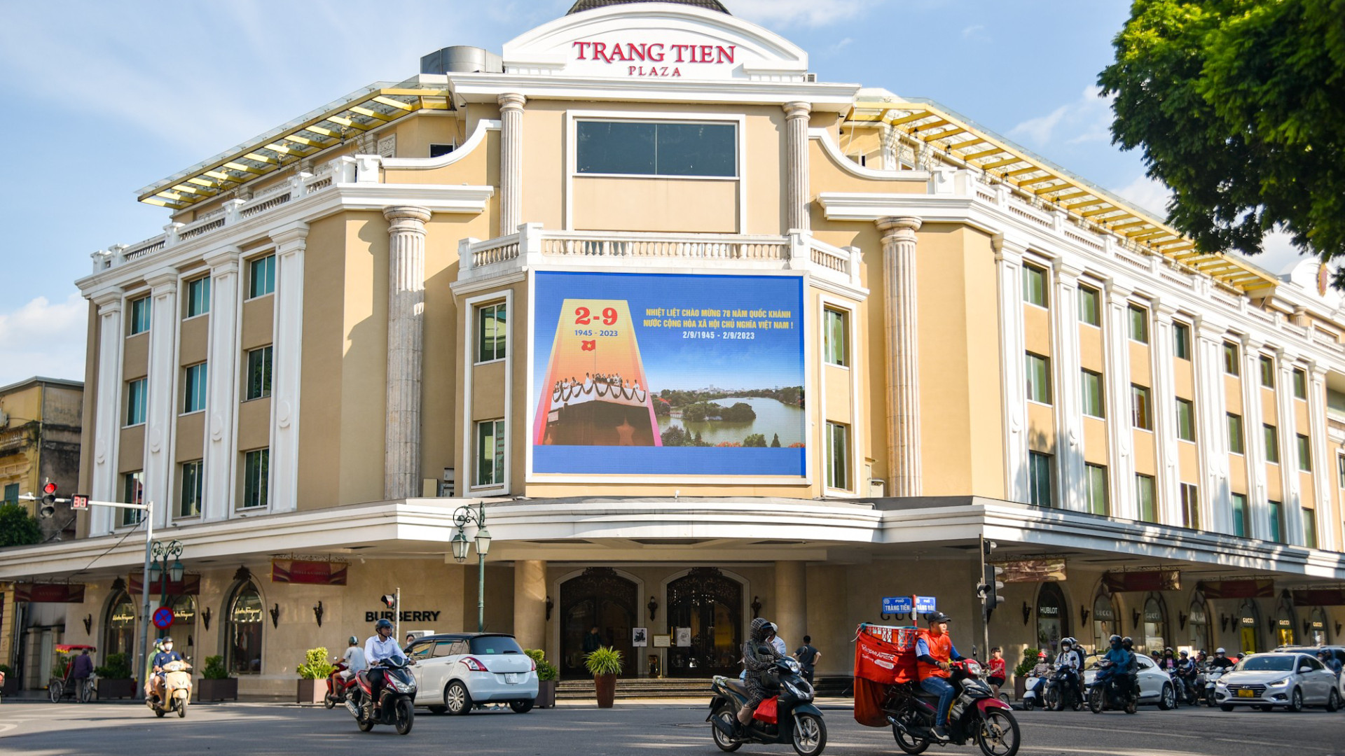 Плакат размещен на фасаде торгового центра Чангтиен Плаза. Плакат размещен на фасаде торгового центра Чангтиен Плаза.
