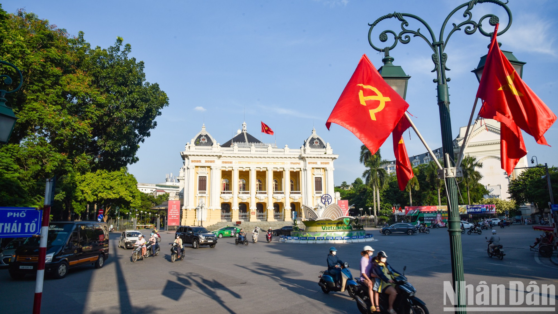 Многие улицы Ханоя ярко украшены флагами, цветами, плакатами и множеством исторических изображений. Многие улицы Ханоя ярко украшены флагами, цветами, плакатами и множеством исторических изображений.