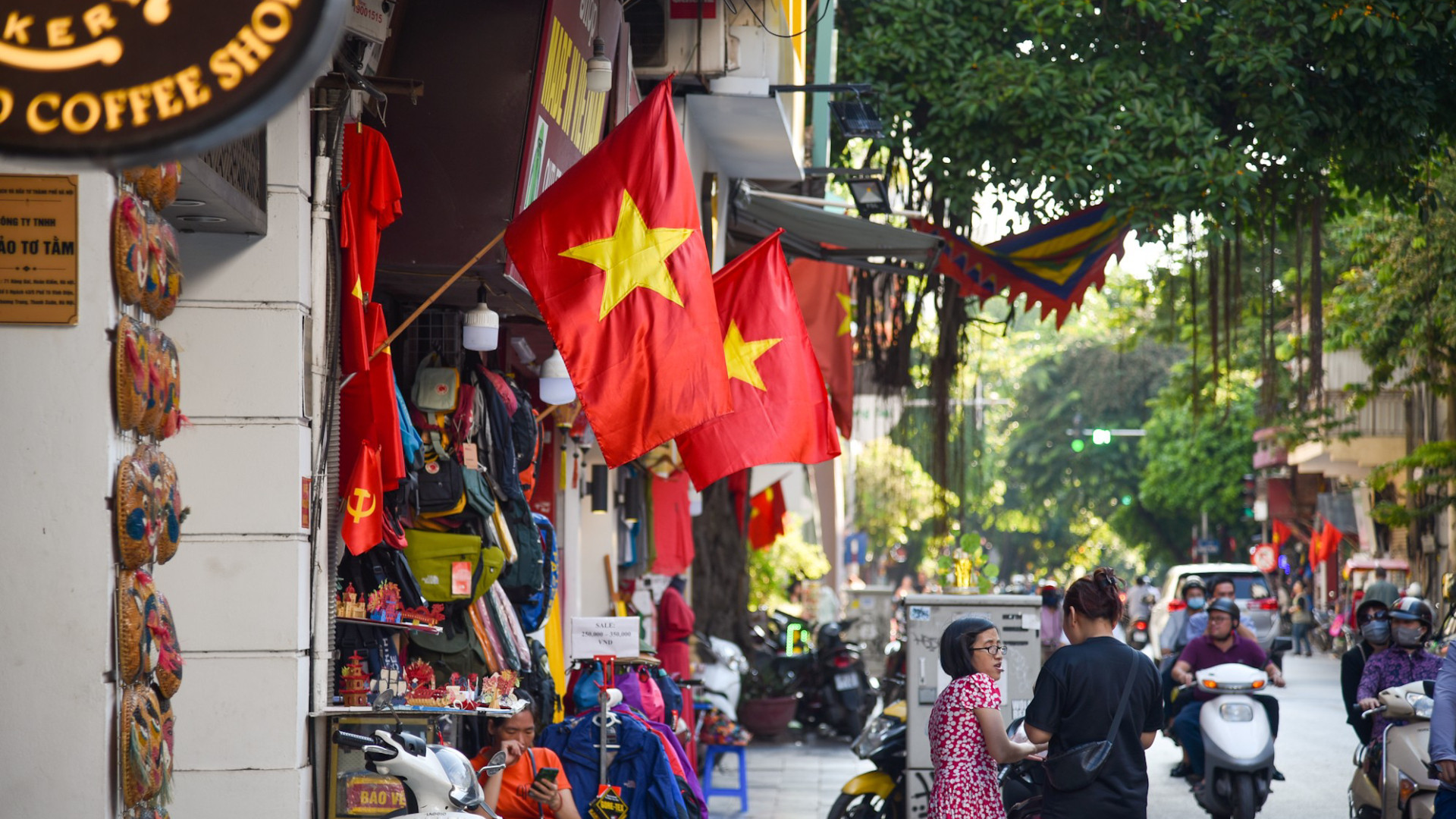 Улицы Ханоя ярко укращаются государственными флагами. Улицы Ханоя ярко укращаются государственными флагами.
