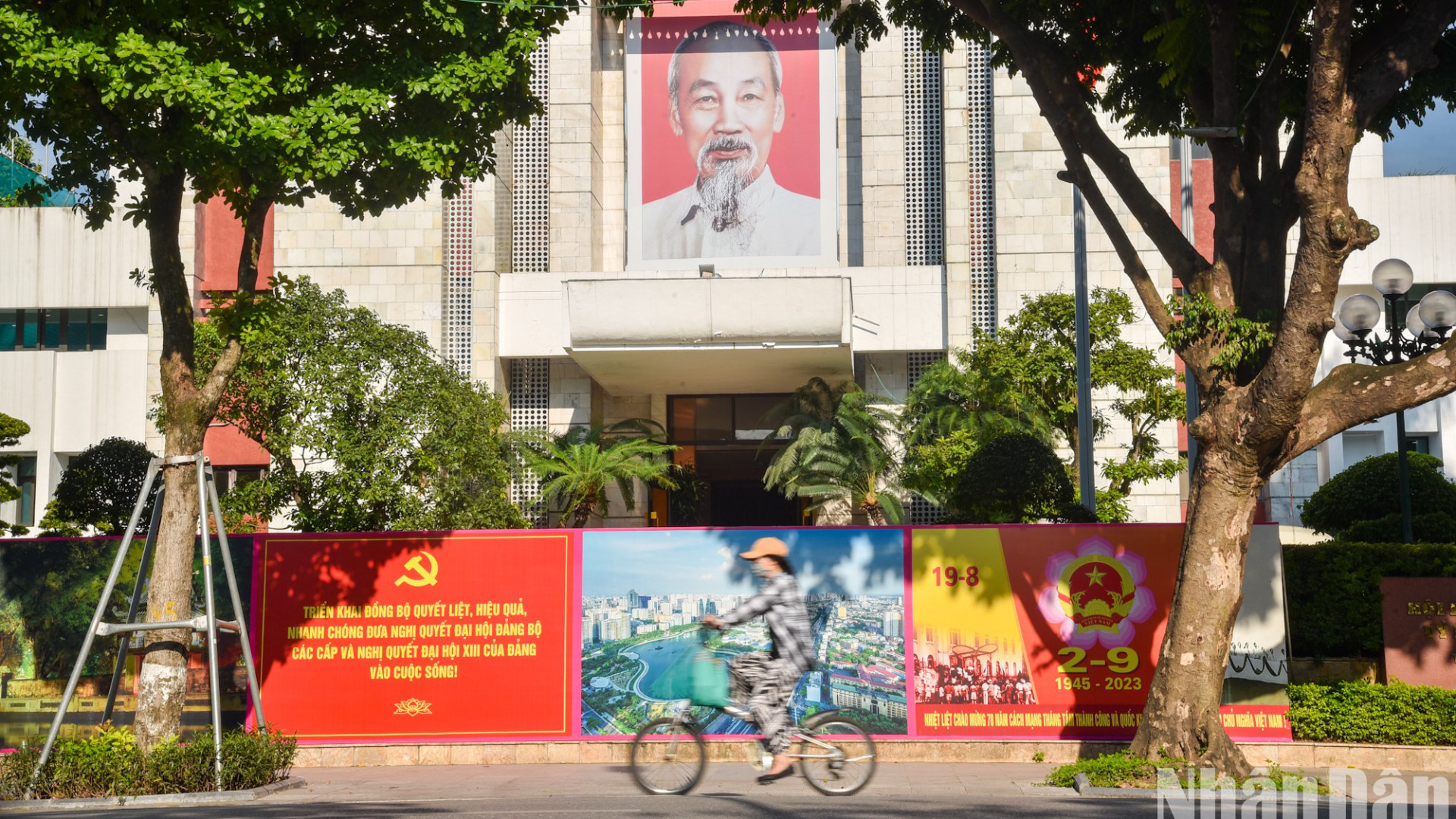Плакаты перед воротами электроэнергетической корпорации г. Ханоя. Плакаты перед воротами электроэнергетической корпорации г. Ханоя.