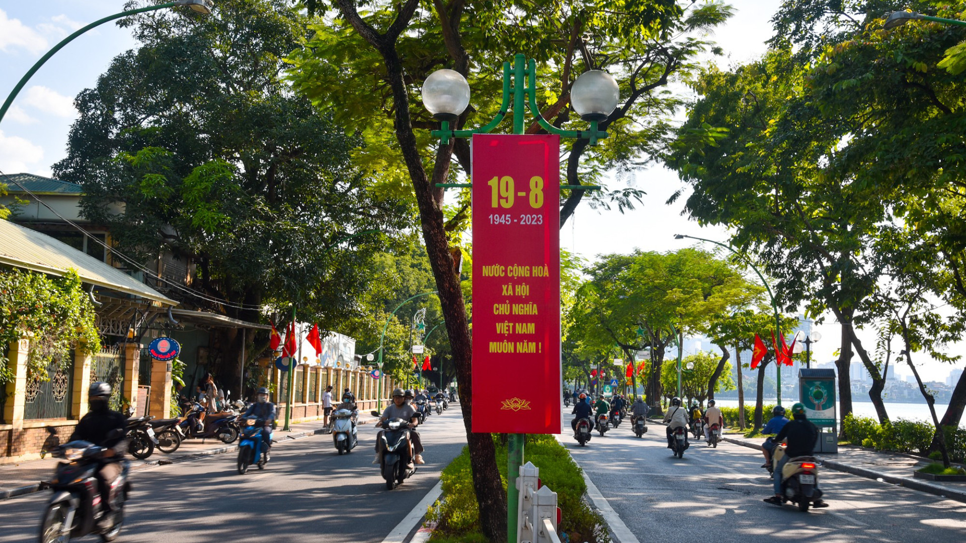 Улица Тханьниен заполнена флагами и цветами в преддверии праздника. Улица Тханьниен заполнена флагами и цветами в преддверии праздника.