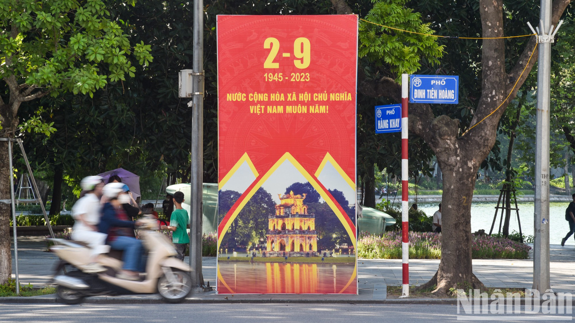 Плакат установлен на пересечении озера Хоанкием. Плакат установлен на пересечении озера Хоанкием.