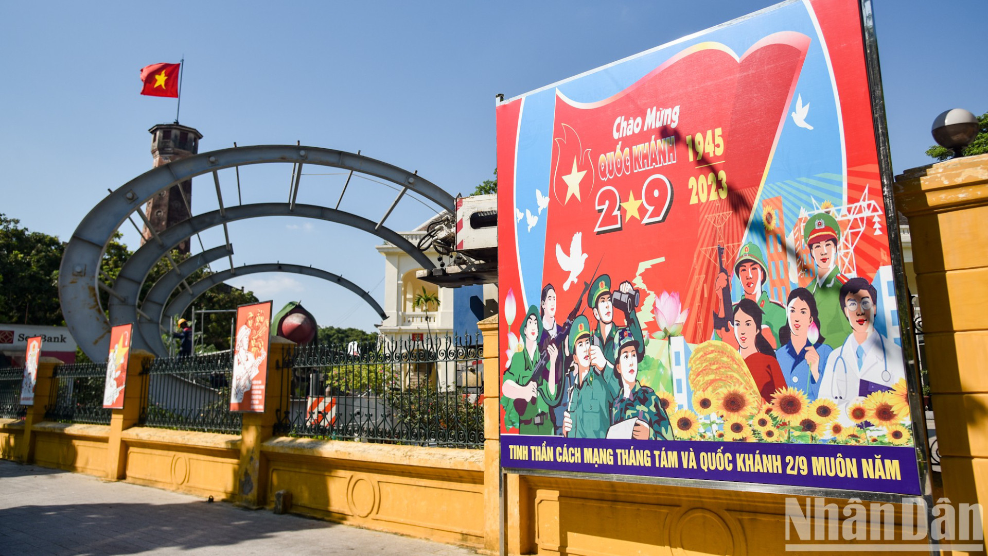 Перед Вьетнамским музеем военной истории размещен большой плакат. Перед Вьетнамским музеем военной истории размещен большой плакат.