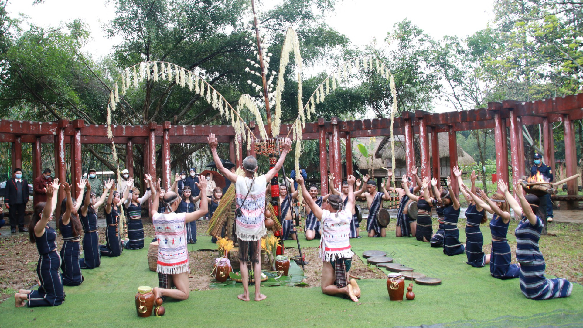 Представители народности Кохо в провинции Ламдонг отмечают новый сезон риса. Фото: Деревня культуры и туризма народностей Вьетнама Представители народности Кохо в провинции Ламдонг отмечают новый сезон риса. Фото: Деревня культуры и туризма народностей Вьетнама