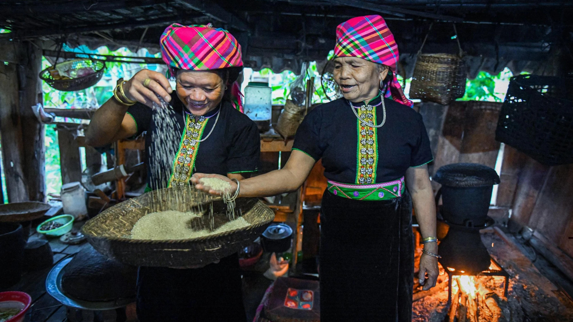 «Сой» (клейкий рис) – основное блюдо жителей Кхому. На фотографии женщины готовятся к приготовлению клейкого риса на пару. Фото: Тхань Дат «Сой» (клейкий рис) – основное блюдо жителей Кхому. На фотографии женщины готовятся к приготовлению клейкого риса на пару. Фото: Тхань Дат