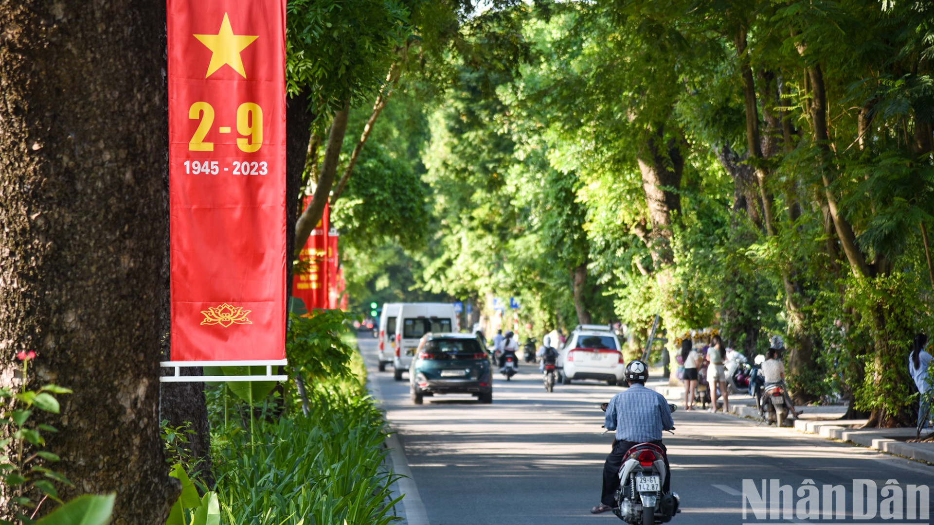 Улица Хоангзиеу заполнена флагами и цветами. Улица Хоангзиеу заполнена флагами и цветами.