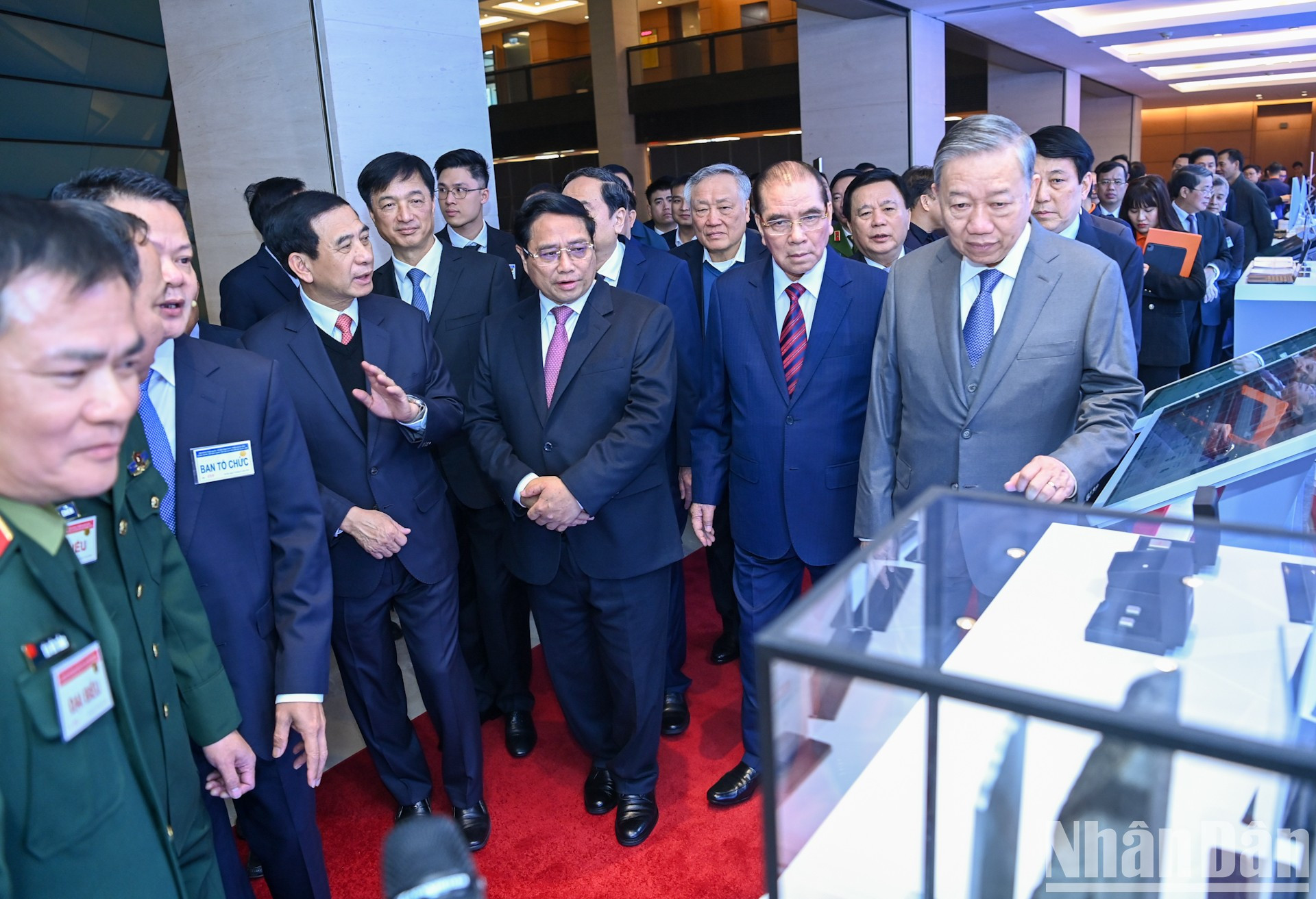 Генеральный секретарь ЦК КПВ То Лам и руководители Партии и Государства знакомятся с научно-технологической продукцией компании Viettel. Генеральный секретарь ЦК КПВ То Лам и руководители Партии и Государства знакомятся с научно-технологической продукцией компании Viettel.