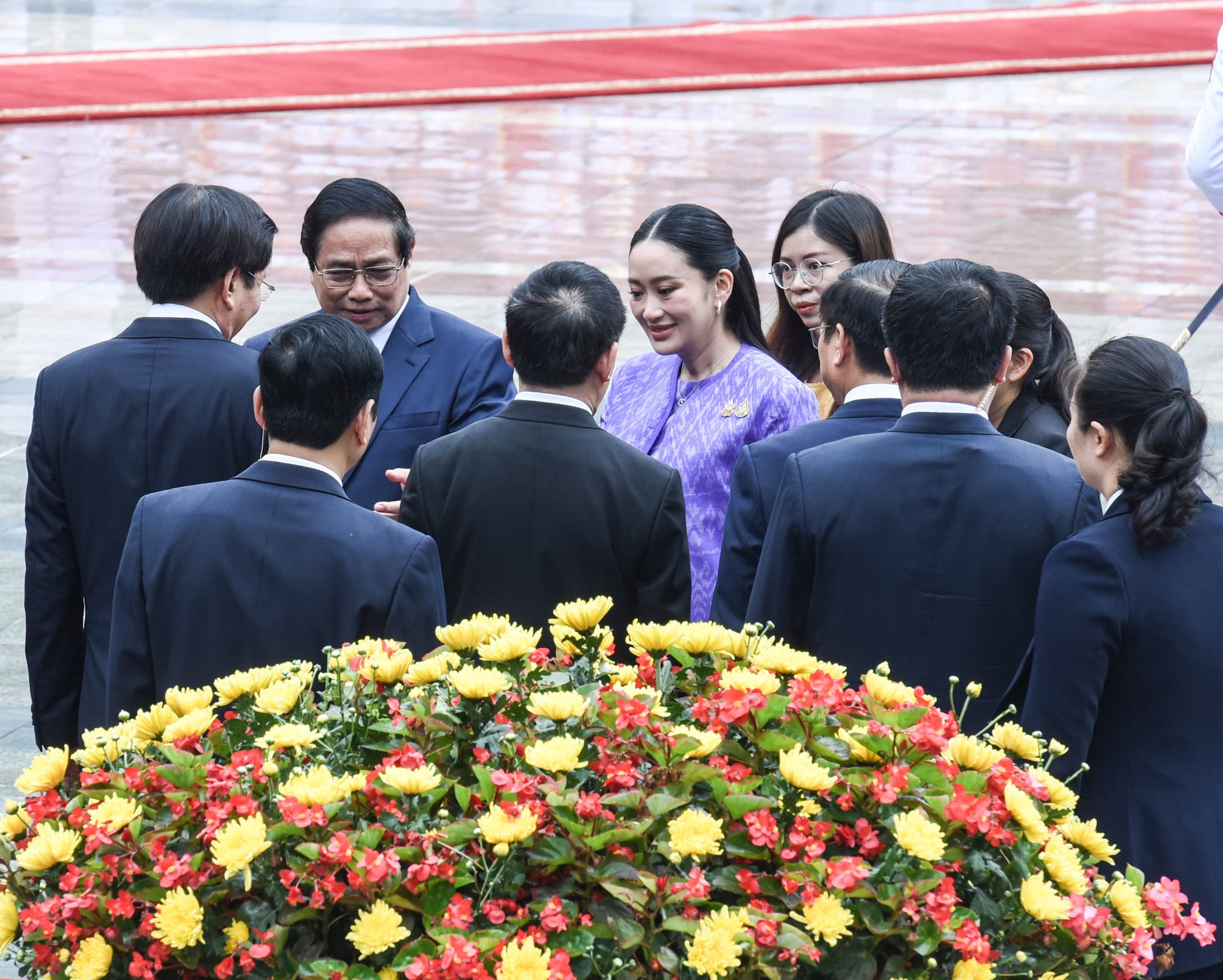 Премьер-министр Фам Минь Тьинь знакомит членов вьетнамской делегации с Премьер-министром Таиланда Пхэтхонгтхан Чиннават. Фото: Чан Хай Премьер-министр Фам Минь Тьинь знакомит членов вьетнамской делегации с Премьер-министром Таиланда Пхэтхонгтхан Чиннават. Фото: Чан Хай