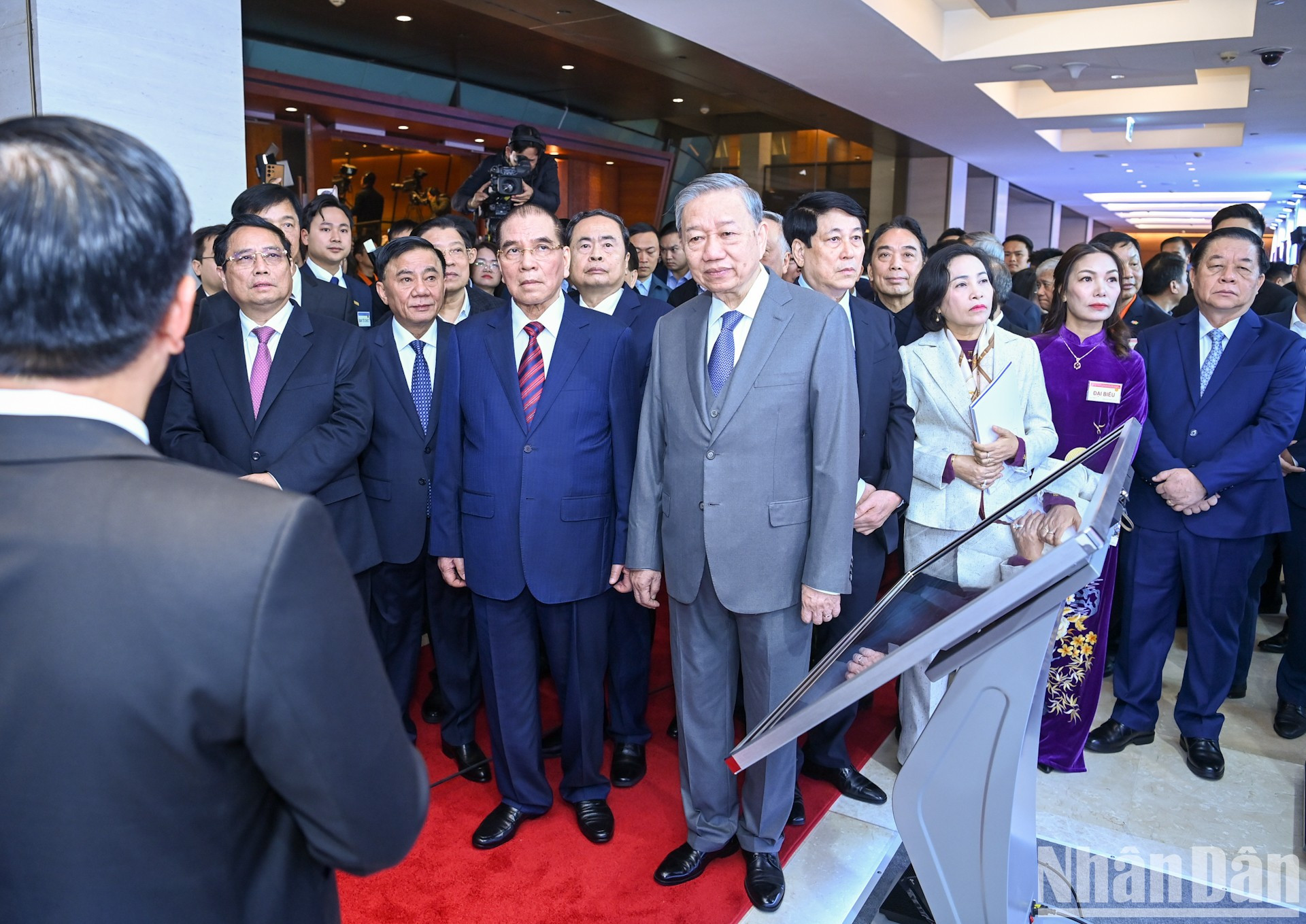 Генеральный секретарь ЦК КПВ То Лам и руководители Партии и Государства посещают выставку науки и технологий. Генеральный секретарь ЦК КПВ То Лам и руководители Партии и Государства посещают выставку науки и технологий.