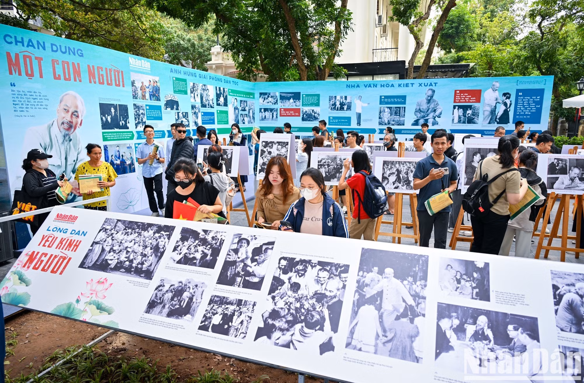 Посетители выставки.