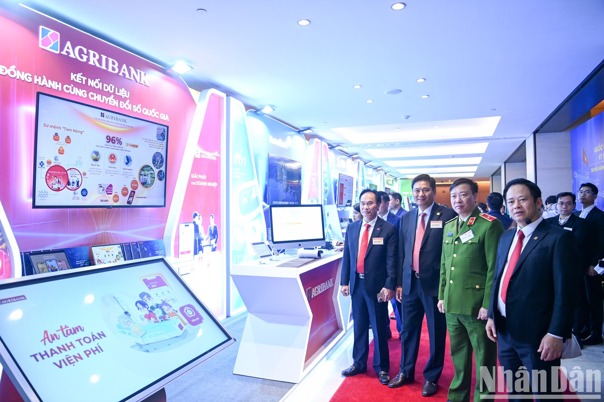 Делегаты посещают выставочный стенд Agribank. Делегаты посещают выставочный стенд Agribank.