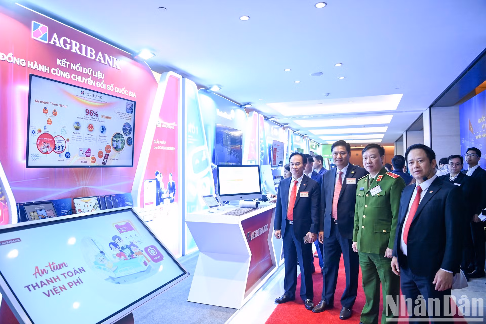 Делегаты посещают выставочный стенд Agribank.