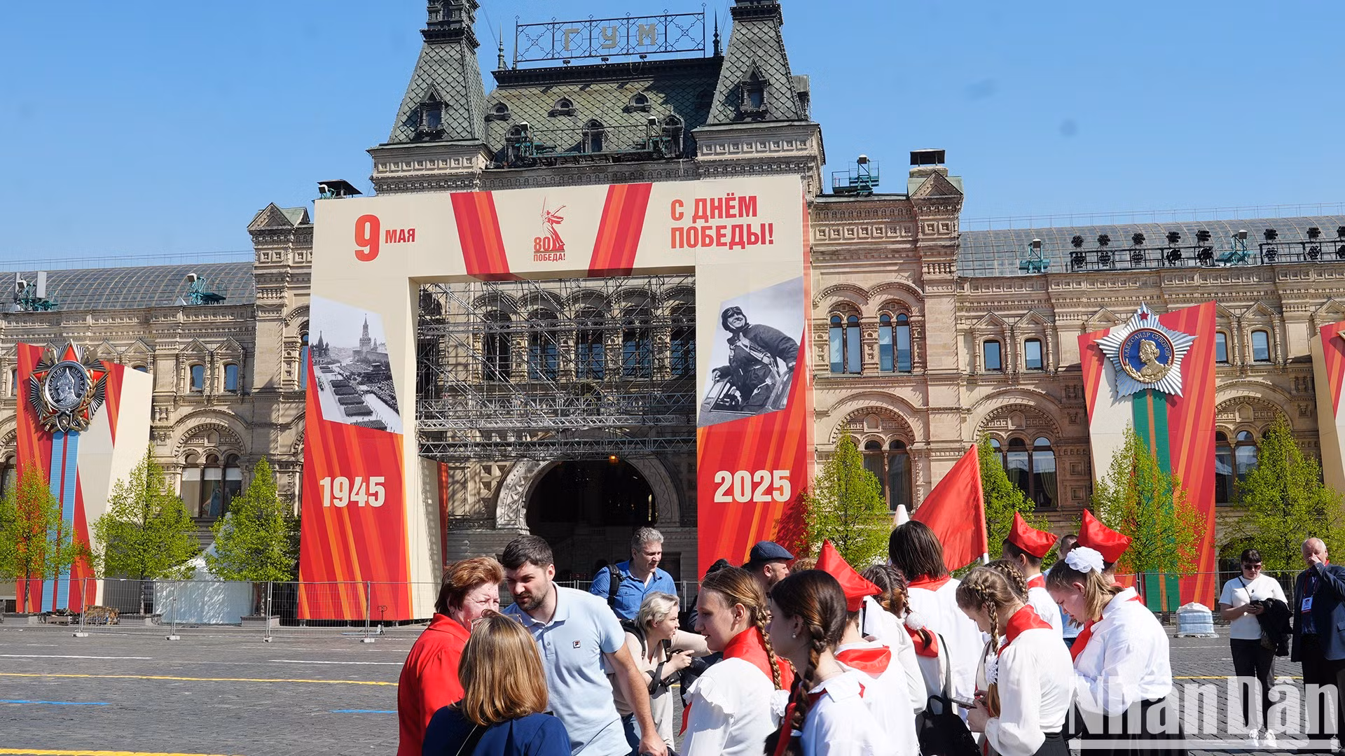 В церемонии участвует много комсомольцев.