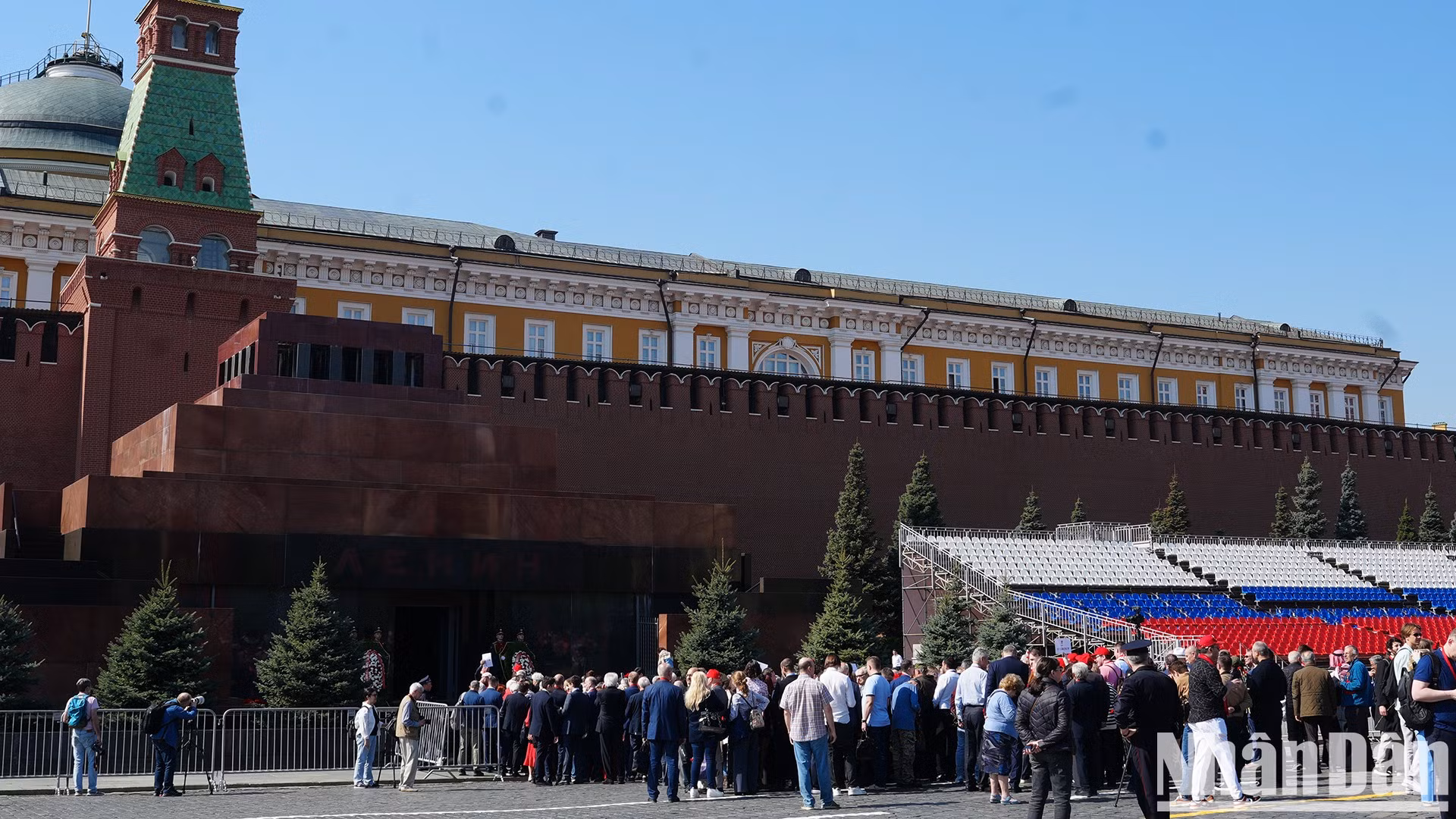 Длинная очередь к Мавзолею Ленина.