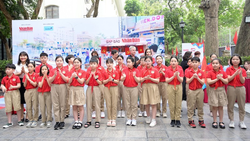 Школьники посещают выставку. Школьники посещают выставку.