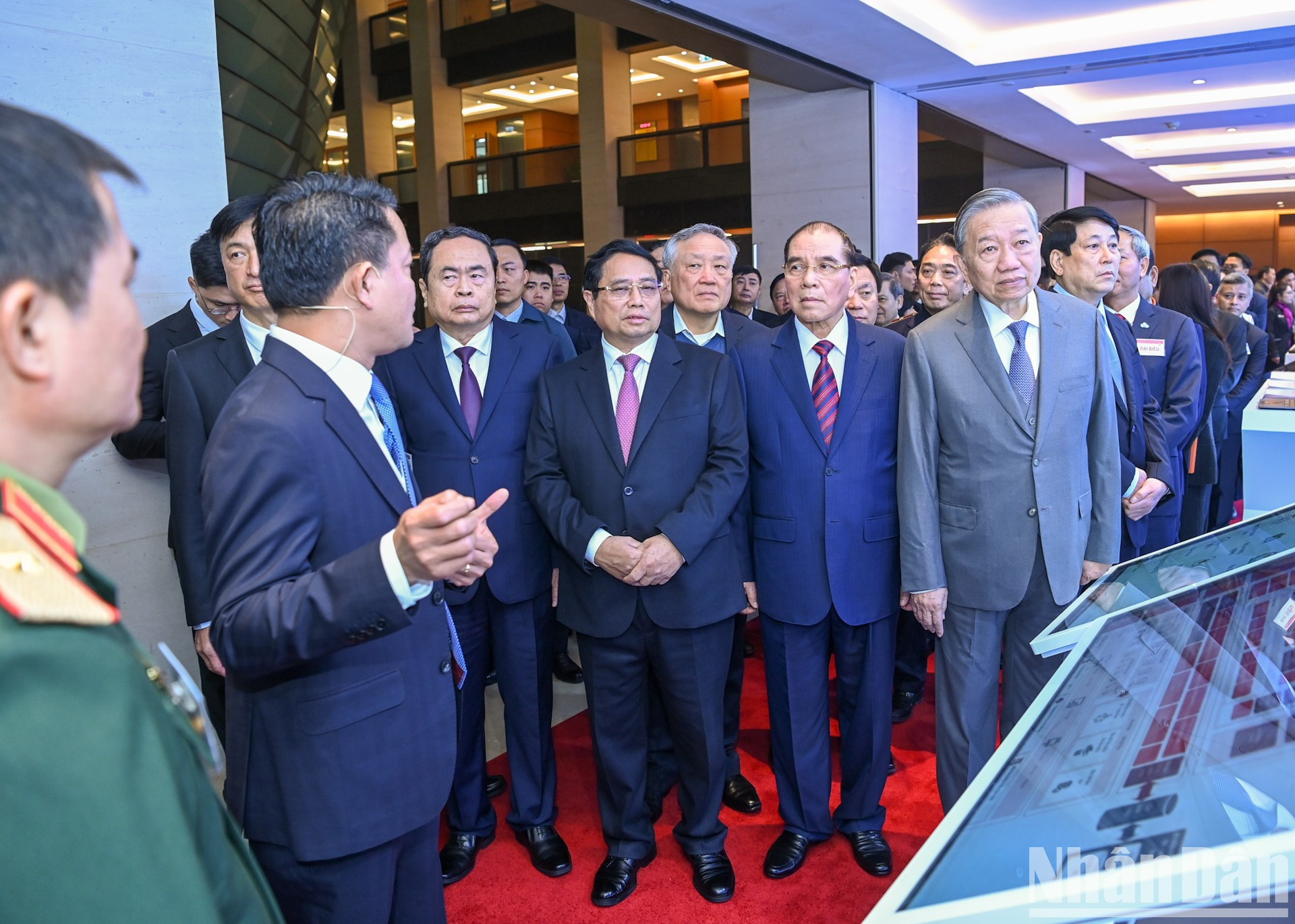 Генеральный секретарь ЦК КПВ То Лам и руководители Партии и Государства знакомятся с научно-технологической продукцией компании Viettel. Генеральный секретарь ЦК КПВ То Лам и руководители Партии и Государства знакомятся с научно-технологической продукцией компании Viettel.