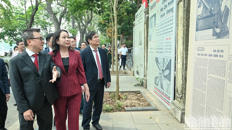 Делегаты посещают выставку, на которой представлены 11 увеличенных фотографий первых полос газеты «Нязан». Делегаты посещают выставку, на которой представлены 11 увеличенных фотографий первых полос газеты «Нязан».