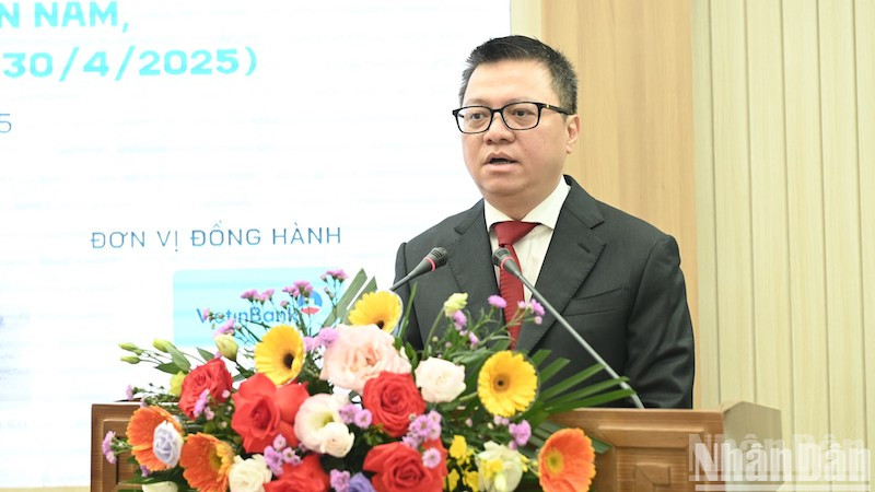 Главный редактор газеты «Нянзан» Ле Куок Минь выступает на мероприятии. Главный редактор газеты «Нянзан» Ле Куок Минь выступает на мероприятии.