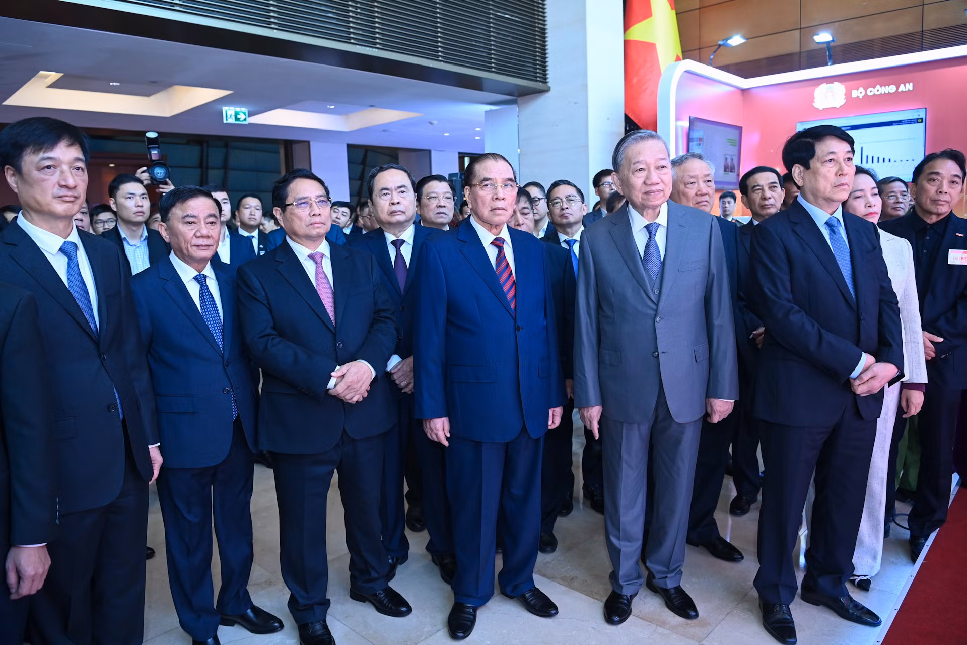 Генеральный секретарь ЦК КПВ То Лам и руководители Партии и Государства посещают выставку науки и технологий. 