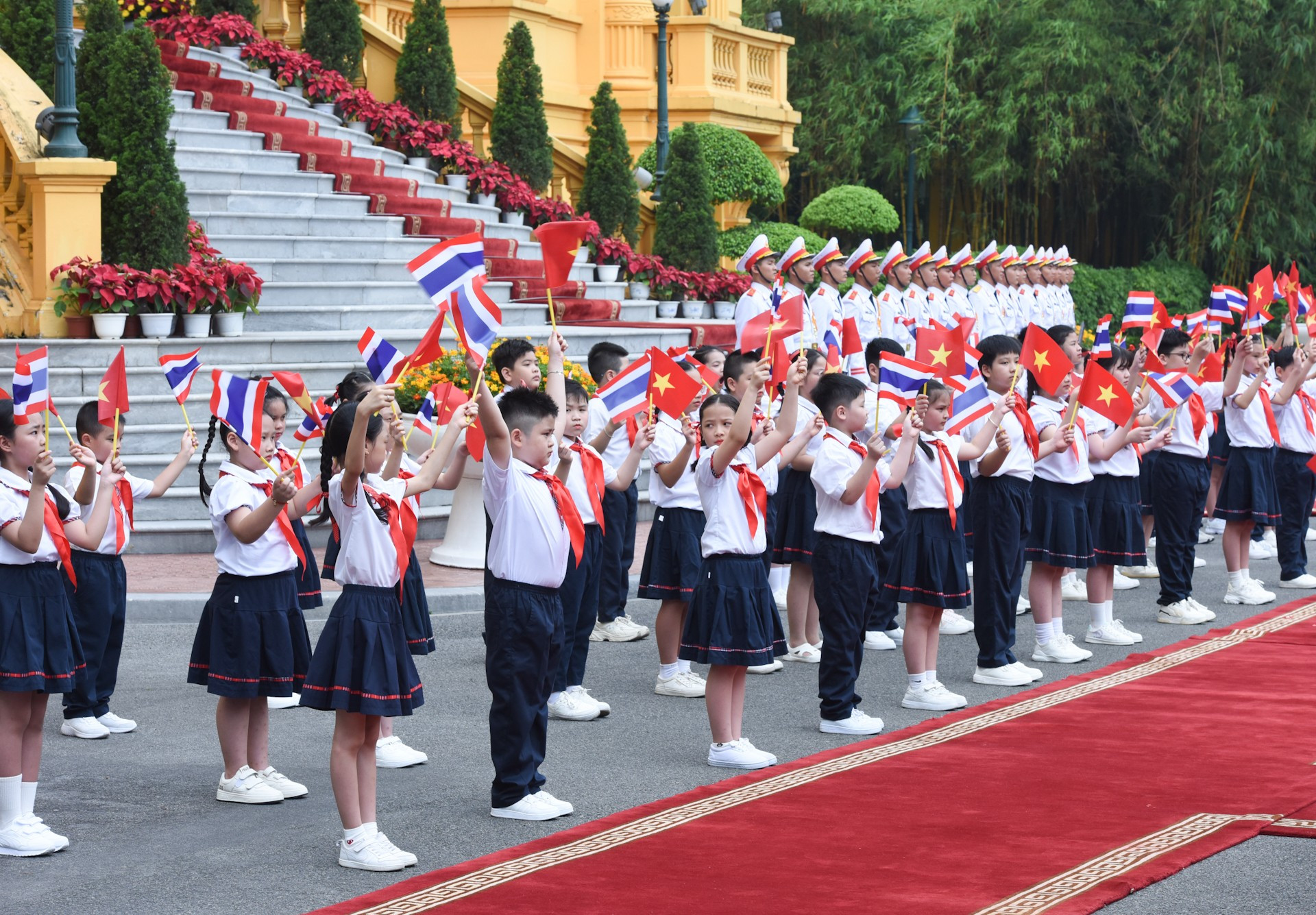 Дети Ханоя приветствует Премьер-министра Таиланда. Фото: Чан Хай Дети Ханоя приветствует Премьер-министра Таиланда. Фото: Чан Хай