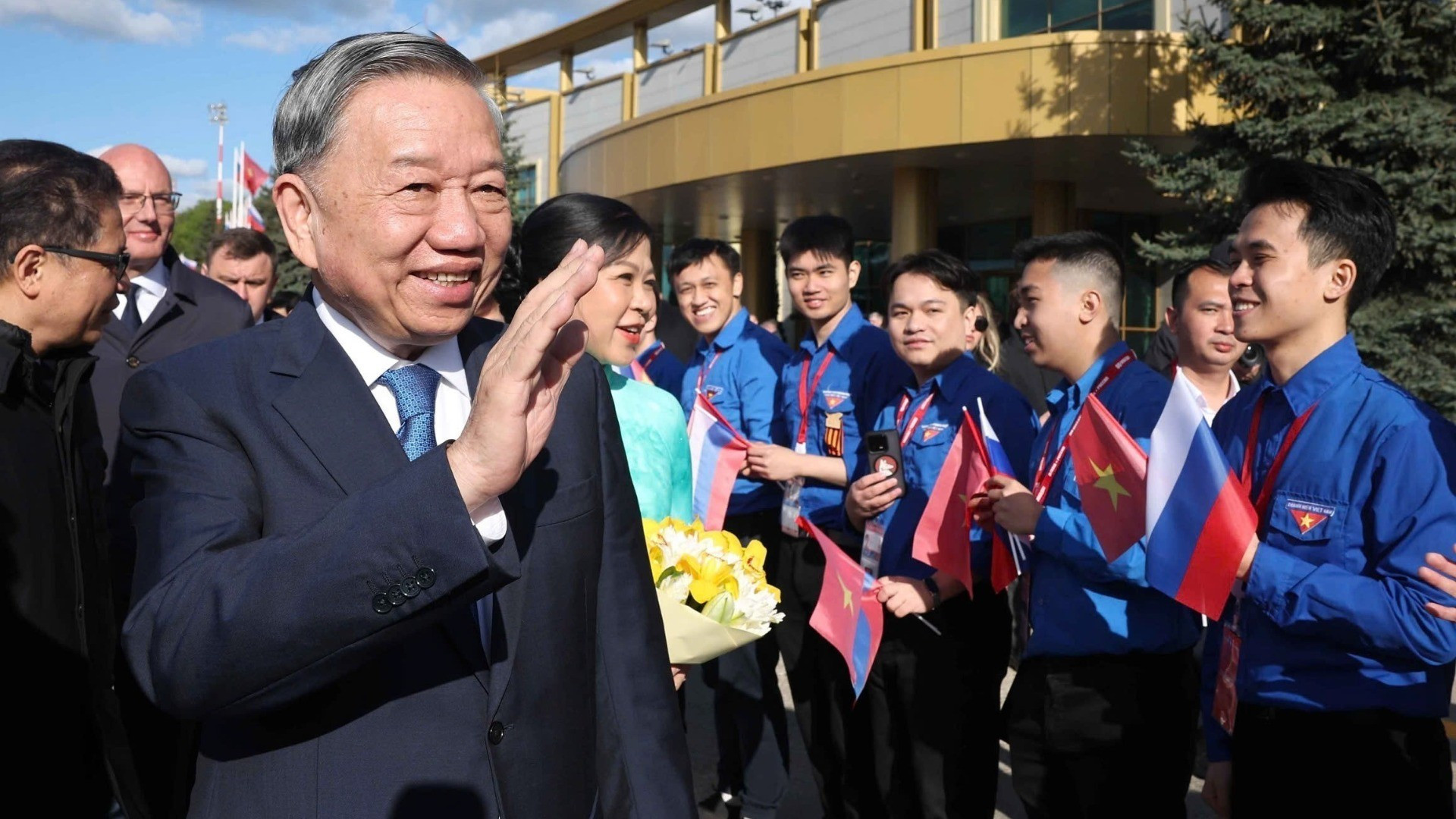 Представители сообщества вьетнамцев и вьетнамские студенты в России приветствуют Генерального секретаря ЦК КПВ То Лама и его супругу в аэропорту Внуково-2 в Москве. Фото: ВИА Представители сообщества вьетнамцев и вьетнамские студенты в России приветствуют Генерального секретаря ЦК КПВ То Лама и его супругу в аэропорту Внуково-2 в Москве. Фото: ВИА