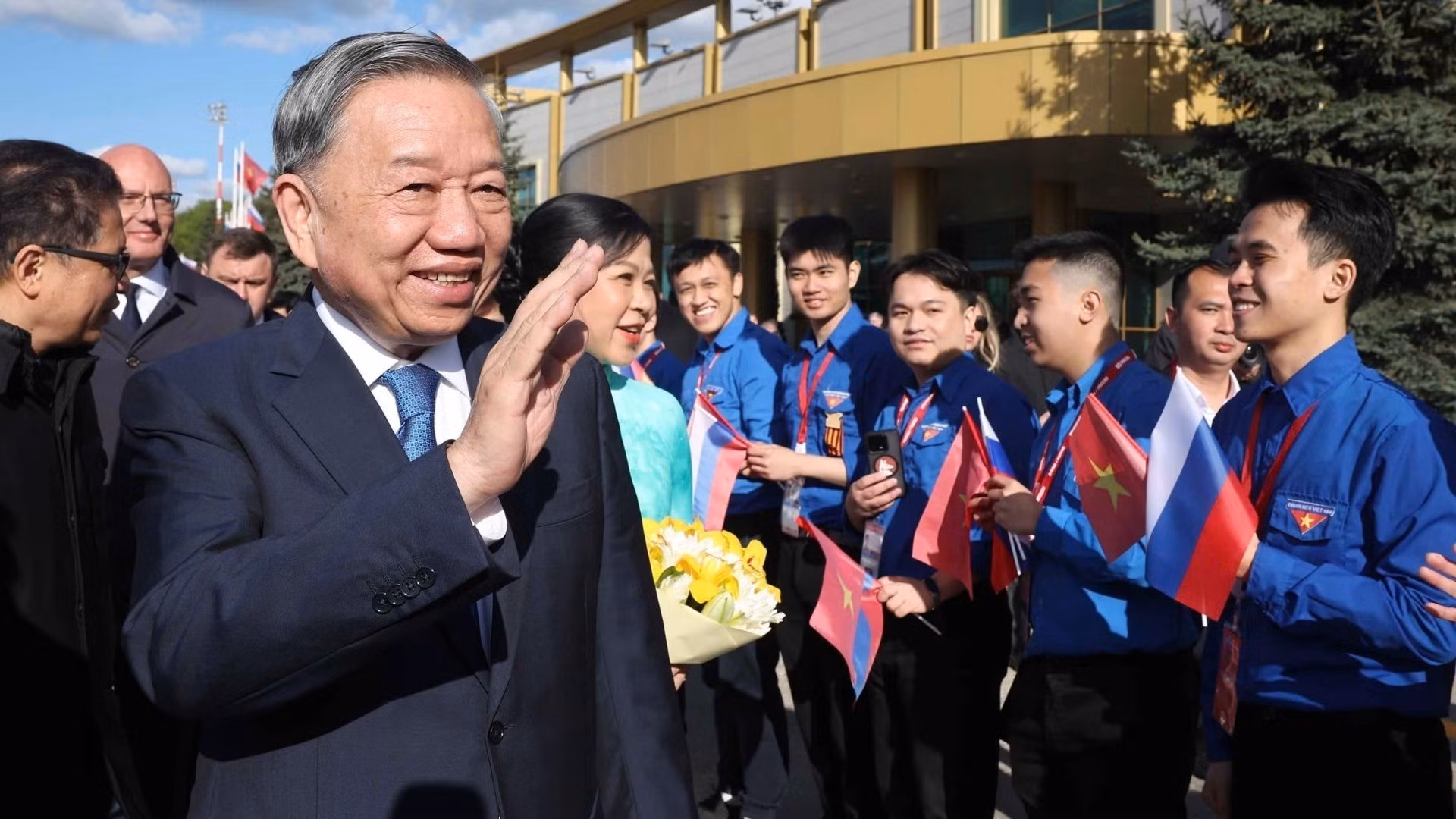 Представители сообщества вьетнамцев и вьетнамские студенты в России приветствуют Генерального секретаря ЦК КПВ То Лама и его супругу в аэропорту Внуково-2 в Москве. Фото: ВИА Представители сообщества вьетнамцев и вьетнамские студенты в России приветствуют Генерального секретаря ЦК КПВ То Лама и его супругу в аэропорту Внуково-2 в Москве. Фото: ВИА