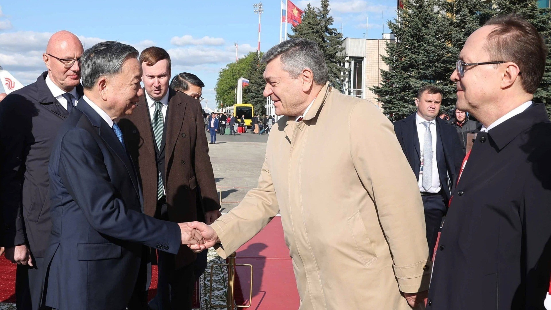 Российские официальные лица встречает Генерального секретаря ЦК КПВ То Лама с супругой в аэропорту. Фото: ВИА Российские официальные лица встречает Генерального секретаря ЦК КПВ То Лама с супругой в аэропорту. Фото: ВИА