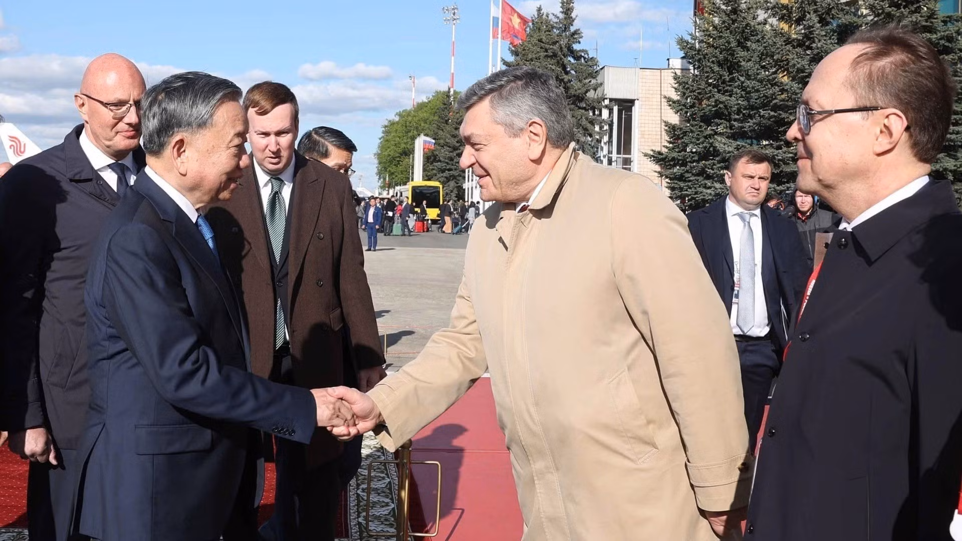 Российские официальные лица встречает Генерального секретаря ЦК КПВ То Лама с супругой в аэропорту. Фото: ВИА Российские официальные лица встречает Генерального секретаря ЦК КПВ То Лама с супругой в аэропорту. Фото: ВИА