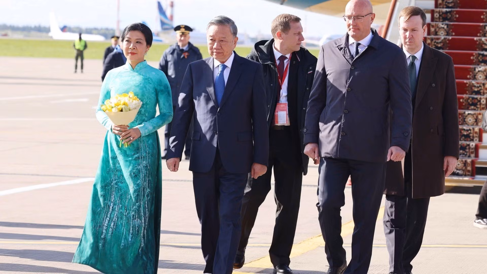 Церемония встречи Генерального секретаря ЦК КПВ То Лама с супругой в аэропорту. Фото: ВИА Церемония встречи Генерального секретаря ЦК КПВ То Лама с супругой в аэропорту. Фото: ВИА