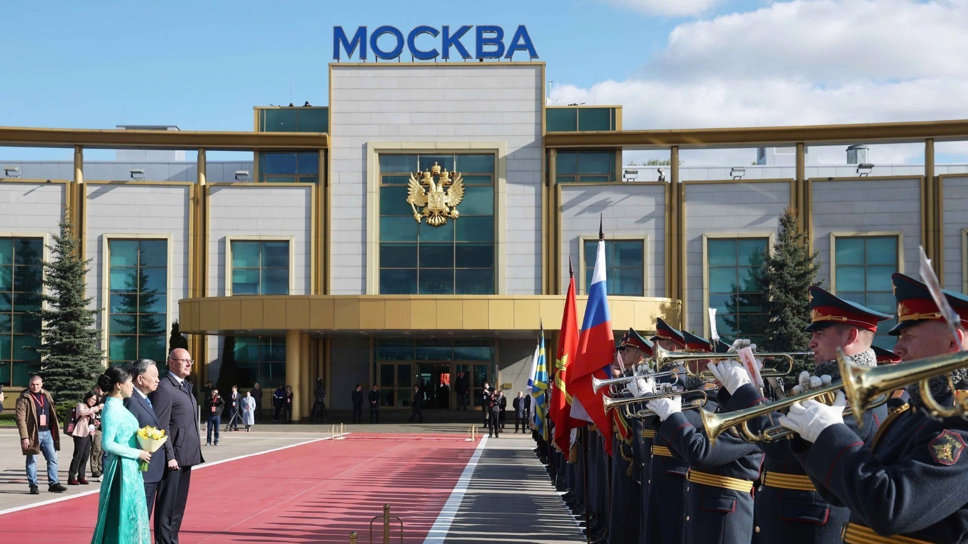 Церемония встречи Генерального секретаря ЦК КПВ То Лама с супругой в аэропорту. Фото: ВИА Церемония встречи Генерального секретаря ЦК КПВ То Лама с супругой в аэропорту. Фото: ВИА