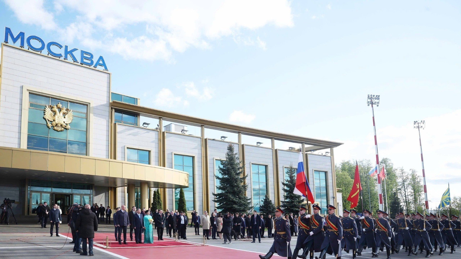 Церемония встречи Генерального секретаря ЦК КПВ То Лама с супругой в аэропорту. Фото: ВИА Церемония встречи Генерального секретаря ЦК КПВ То Лама с супругой в аэропорту. Фото: ВИА