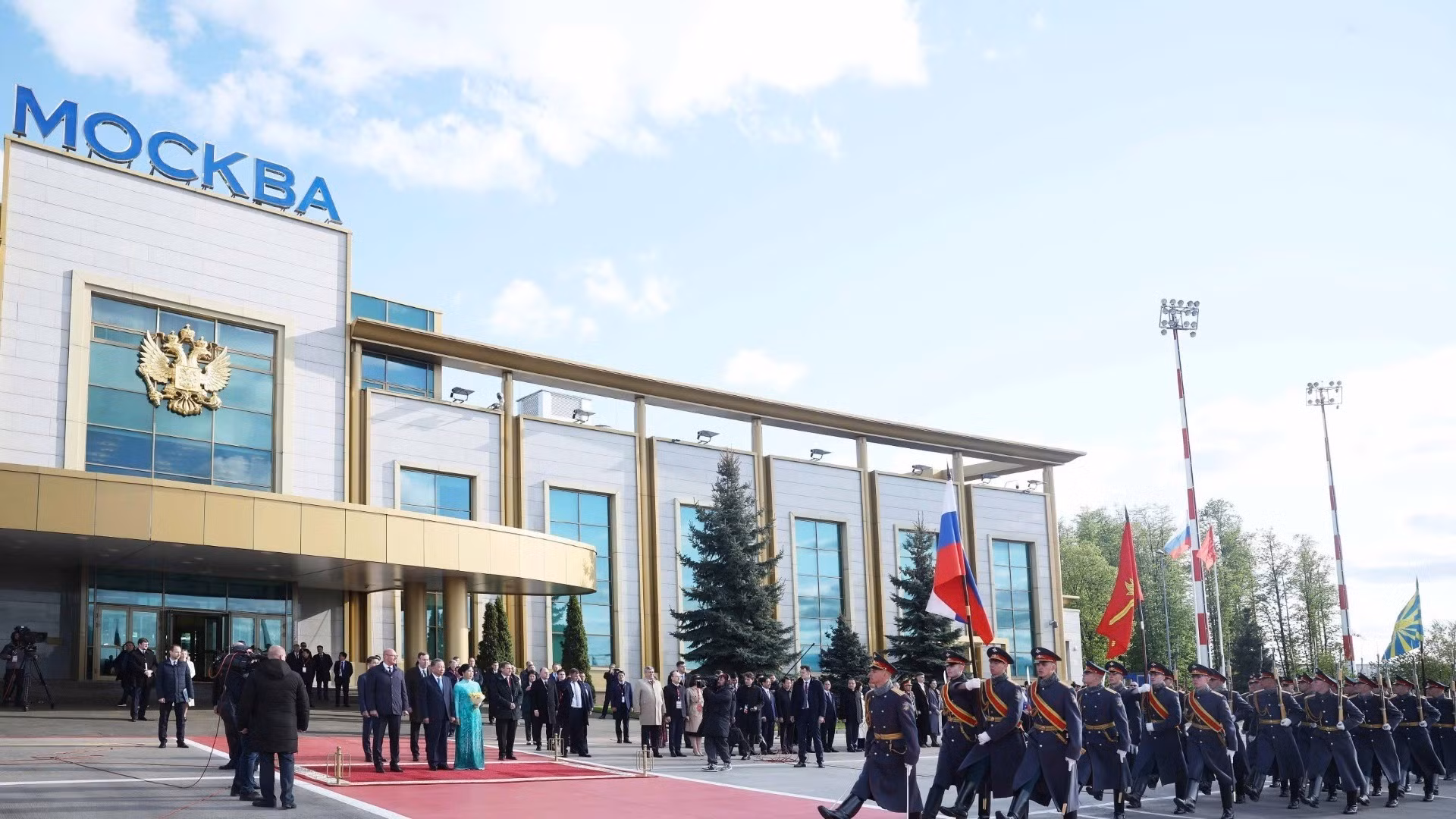 Церемония встречи Генерального секретаря ЦК КПВ То Лама с супругой в аэропорту. Фото: ВИА Церемония встречи Генерального секретаря ЦК КПВ То Лама с супругой в аэропорту. Фото: ВИА