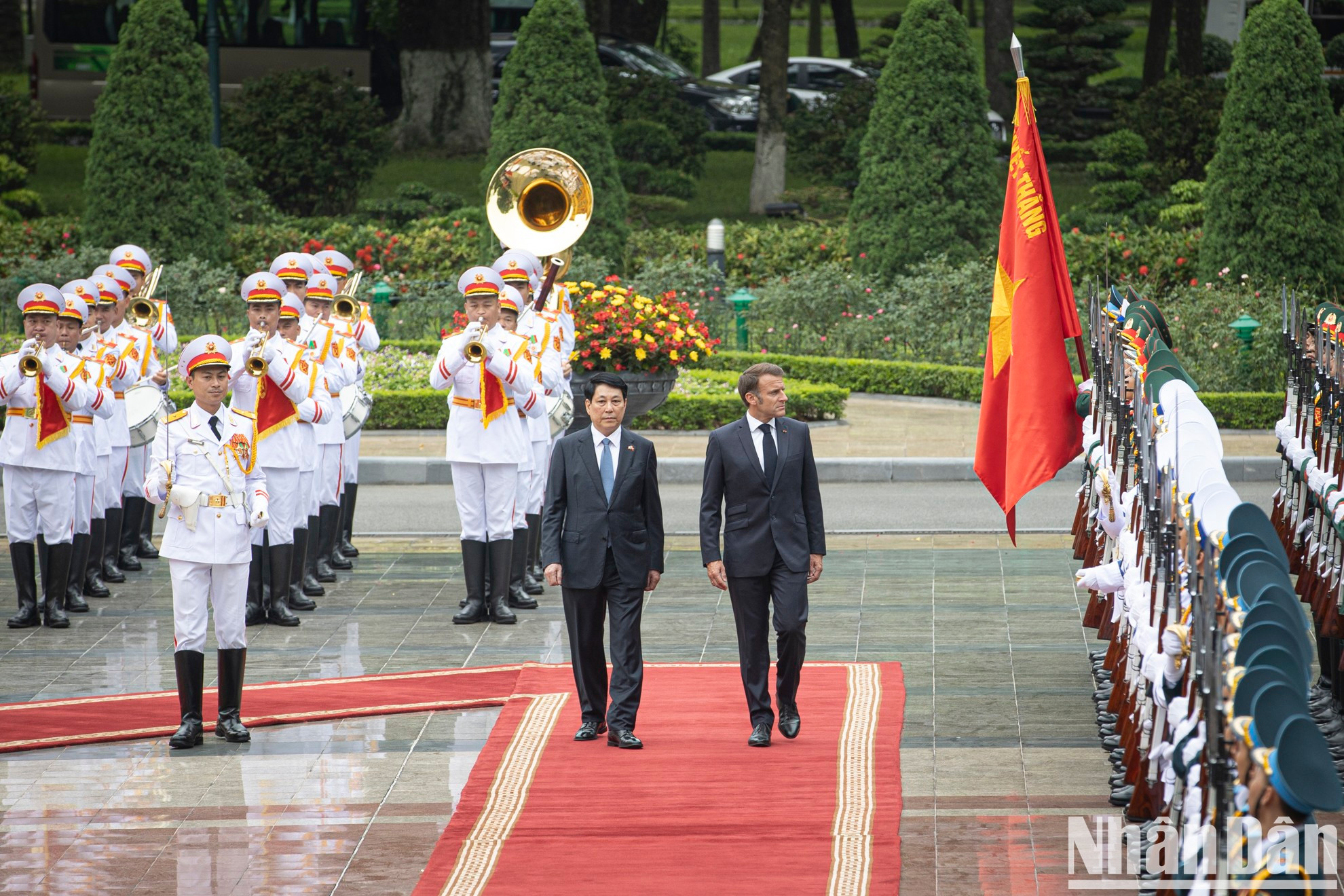 Президент Лыонг Кыонг и Президент Франции Эммануэль Макрон обходят строй почетного караула. Фото: Шон Тунг