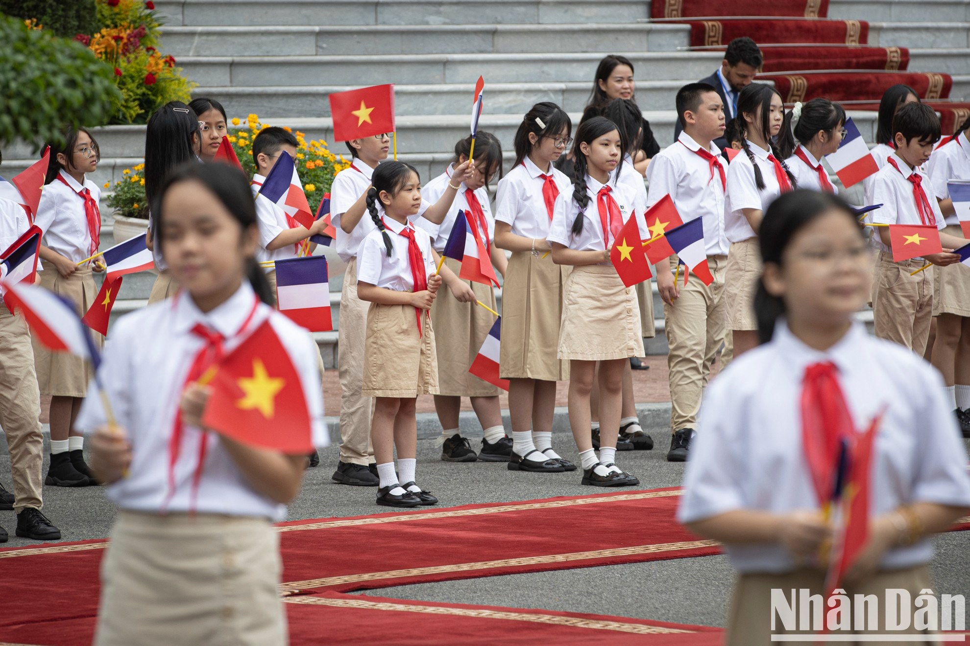 Дети Ханоя приветствуют Президента Франции Эммануэля Макрона. Фото: Шон Тунг