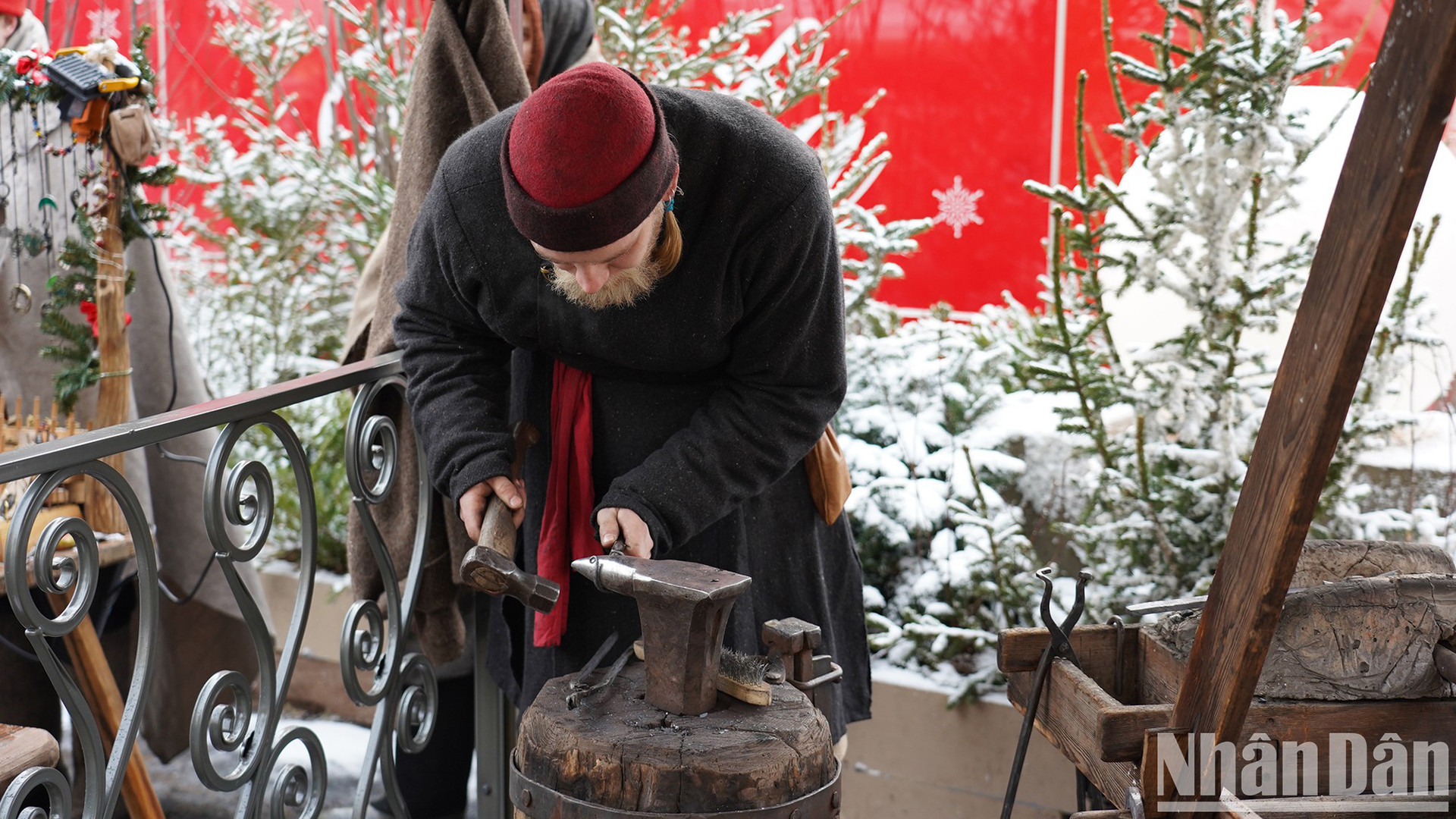 Туристы могут посещать стенды давних традиционных ремесел России...
