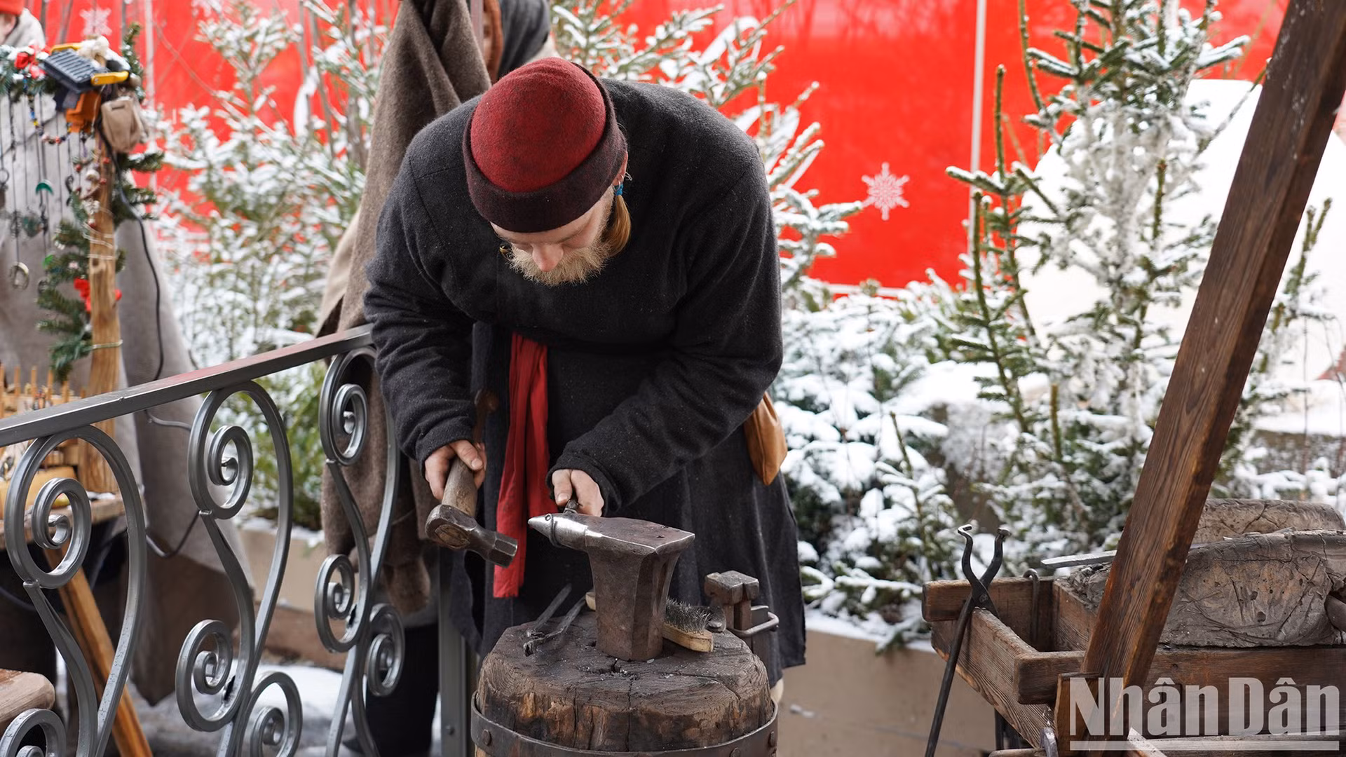 Туристы могут посещать стенды давних традиционных ремесел России...