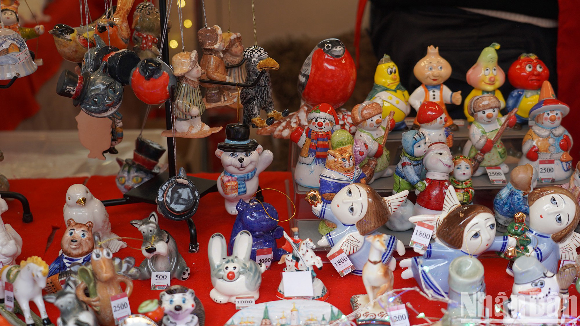 ... наслаждаться праздничной атмосферой со своими семьями и друзьями, попробовать блюда и купить новогодние сувениры.