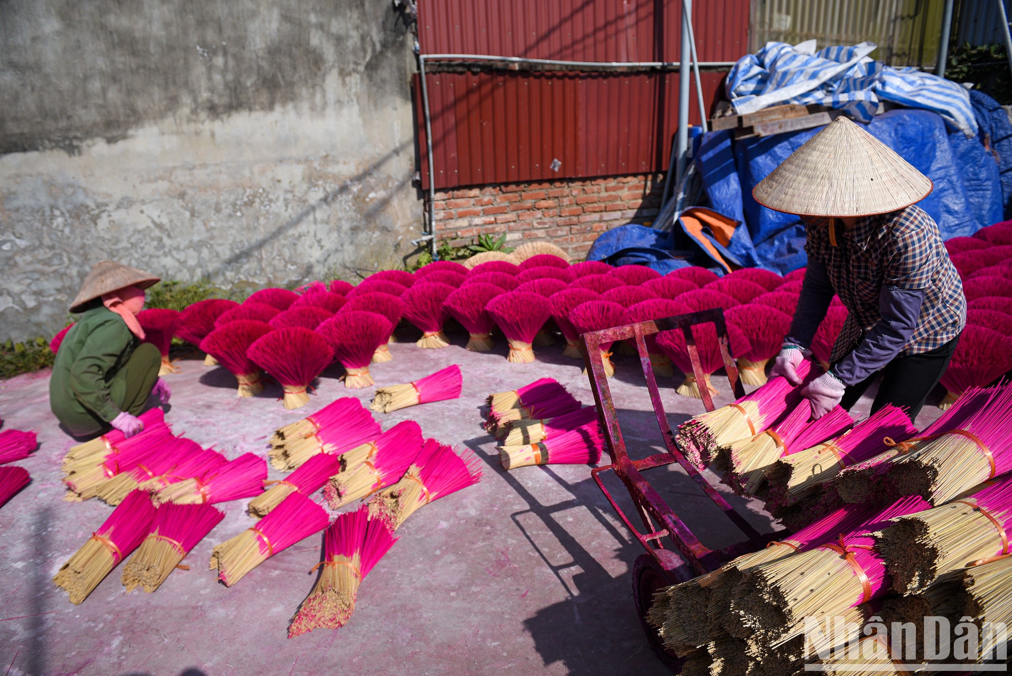 Приезжая в эту традиционную ремесленную деревню, туристы могут не только купить благовония, но и сделать красивые фотографии.