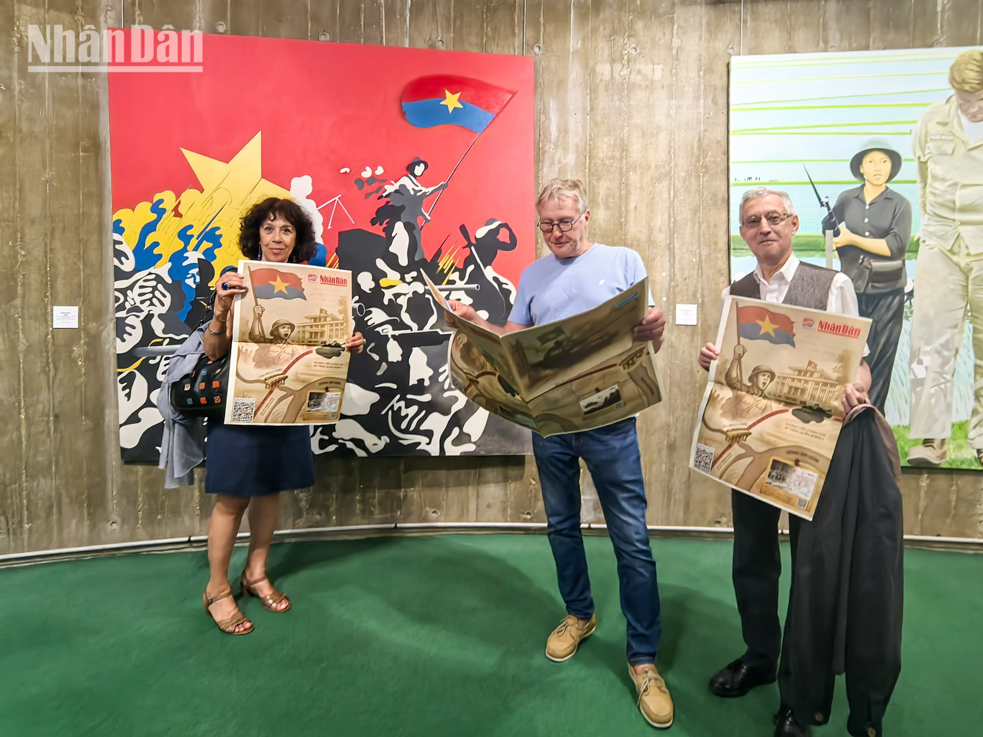 Г-н Боном Жибер (в центре) из Всеобщей конфедерации труда (ВКТ), выразил свое восхищение Президентом Хо Ши Мином, великим вождем вьетнамского народа. Он заявил, что яркие образы героической борьбы вьетнамского народа, представленные в специальном приложении газеты «Нянзан», напоминают о годах самоотверженной борьбы поколений французов, любивших эту страну. Г-н Боном Жибер (в центре) из Всеобщей конфедерации труда (ВКТ), выразил свое восхищение Президентом Хо Ши Мином, великим вождем вьетнамского народа. Он заявил, что яркие образы героической борьбы вьетнамского народа, представленные в специальном приложении газеты «Нянзан», напоминают о годах самоотверженной борьбы поколений французов, любивших эту страну.