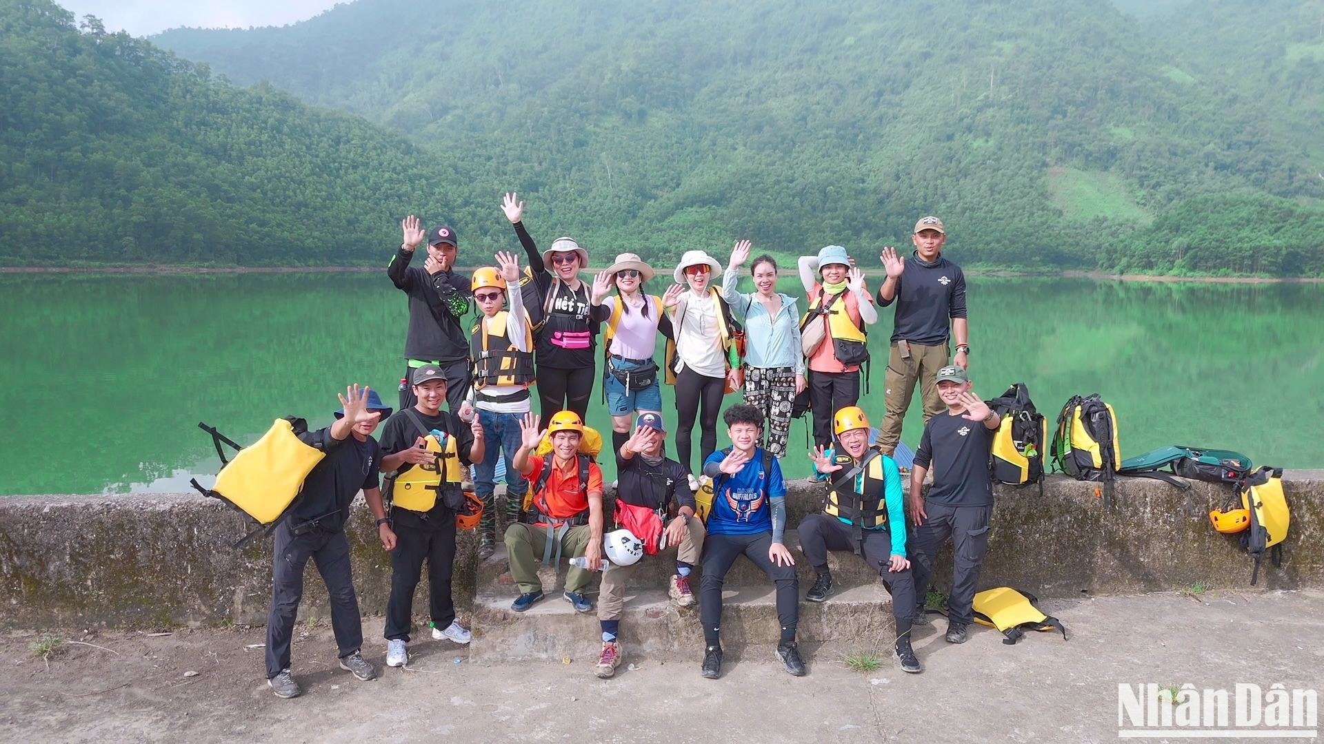 Каждый тур оптимально рассчитан на группу от 8 до 12 человек. Посетители отправляются от озера Ваймиеу, где они могут около 15 минут кататься на лодке по озеру. Каждый тур оптимально рассчитан на группу от 8 до 12 человек. Посетители отправляются от озера Ваймиеу, где они могут около 15 минут кататься на лодке по озеру.