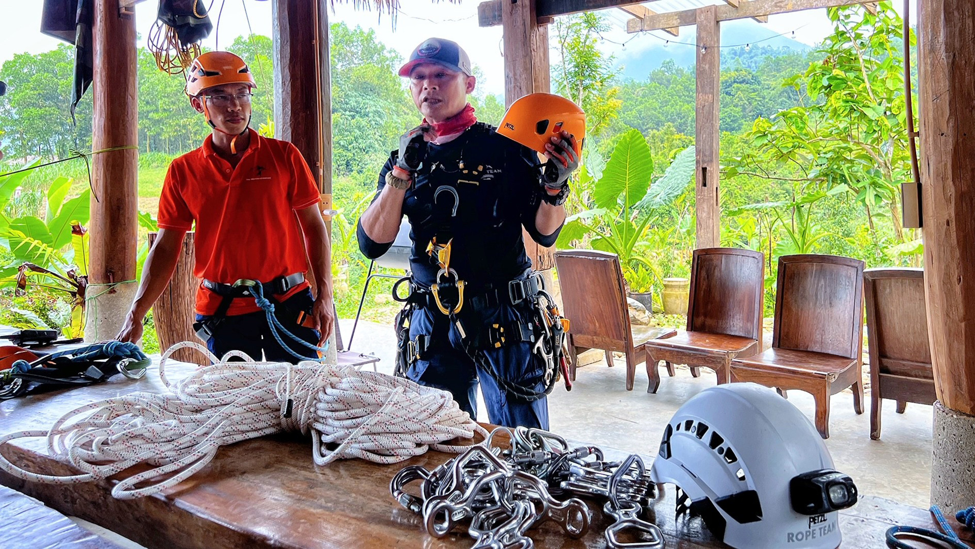 Экскурсоводом является г-н Чан Суан Тхань, профессиональный тренер по аварийно-спасательной работе в провинции Донгнай, основатель Rope Team Vietnam. Экскурсоводом является г-н Чан Суан Тхань, профессиональный тренер по аварийно-спасательной работе в провинции Донгнай, основатель Rope Team Vietnam.