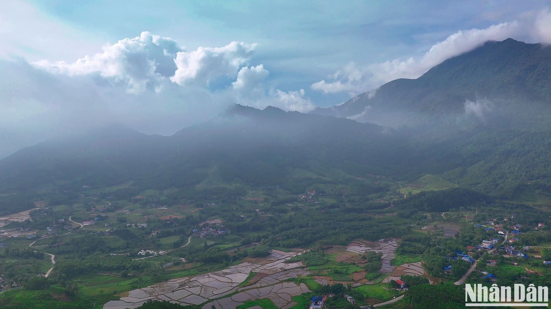 Комплекс водопадов Донгтиен расположен на восточном склоне горы Тамдао, в общине Кифу уезда Дайты провинции Тхайнгуен. Чтобы добраться до зиплайна над водопадом, посетителям приходится пройти около 5 км через поля зеленого чая срединного района и войти глубоко в лес. Комплекс водопадов Донгтиен расположен на восточном склоне горы Тамдао, в общине Кифу уезда Дайты провинции Тхайнгуен. Чтобы добраться до зиплайна над водопадом, посетителям приходится пройти около 5 км через поля зеленого чая срединного района и войти глубоко в лес.
