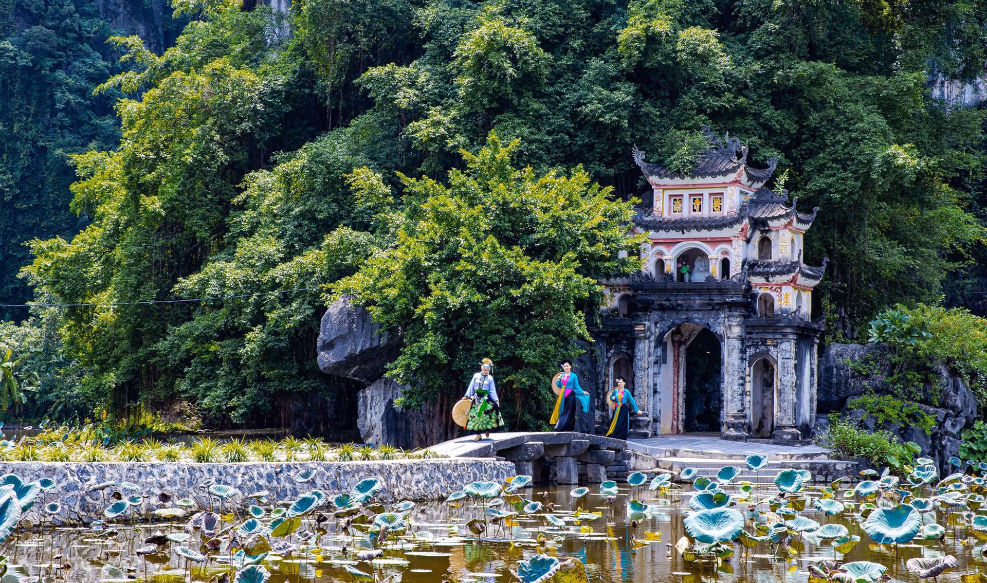 Ниньбинь имеет много преимуществ для развития культурной индустрии, включая киноиндустрию. Фото: Министерство культуры, спорта и туризма Вьетнама Ниньбинь имеет много преимуществ для развития культурной индустрии, включая киноиндустрию. Фото: Министерство культуры, спорта и туризма Вьетнама