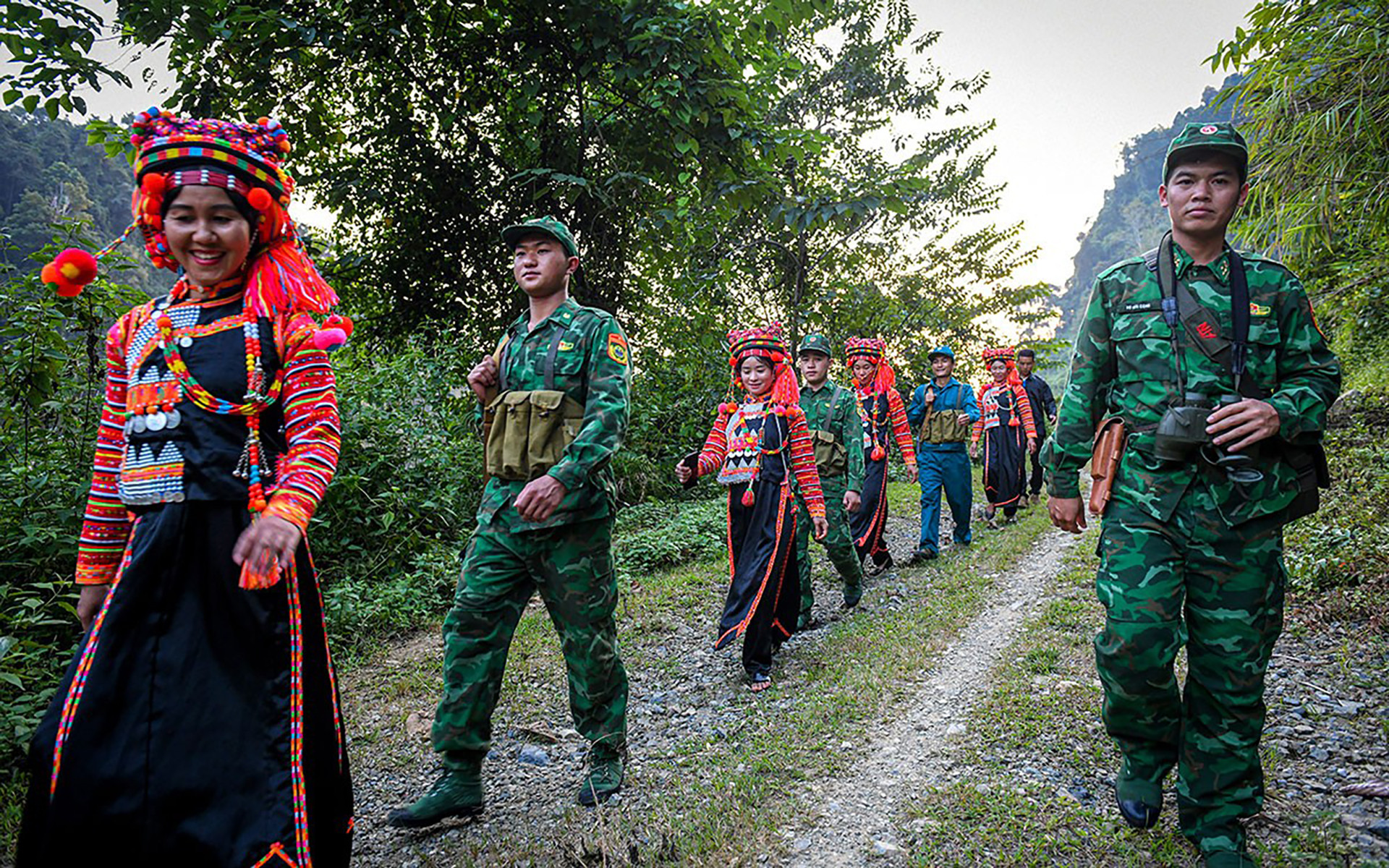 Молодые люди народности Ханьи патрулируют вместе с пограничниками. Фото: Чан Тхань Дат Молодые люди народности Ханьи патрулируют вместе с пограничниками. Фото: Чан Тхань Дат