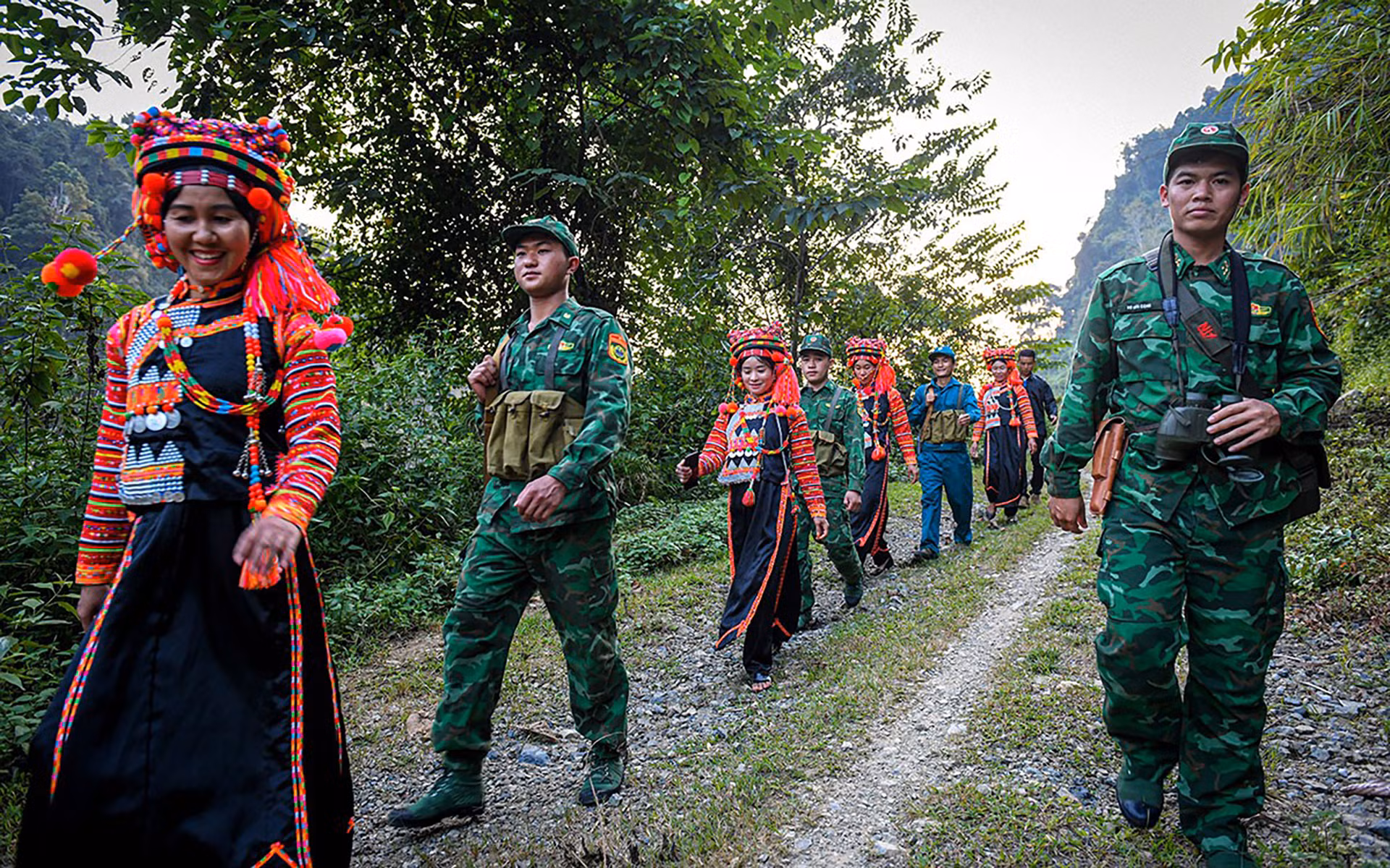Молодые люди народности Ханьи патрулируют вместе с пограничниками. Фото: Чан Тхань Дат